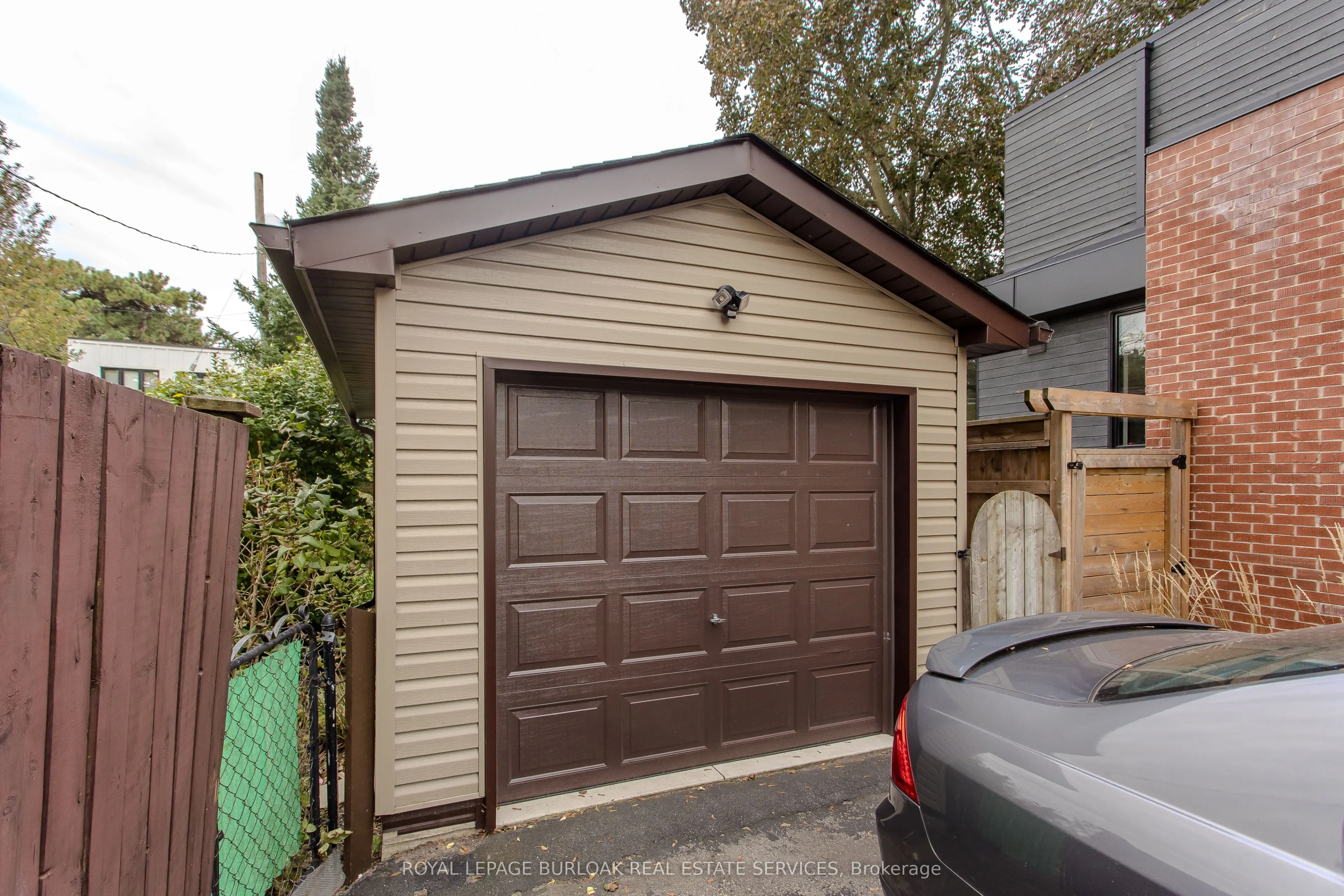 2104 Emerald Crescent