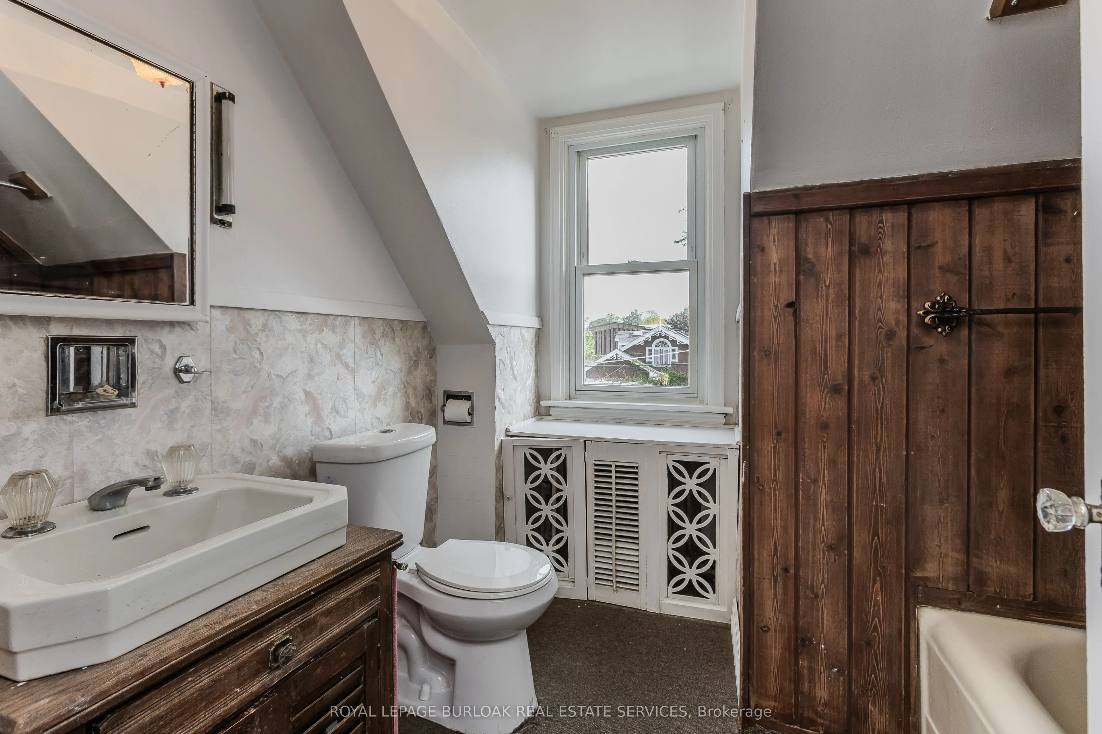 2104 Emerald Crescent
