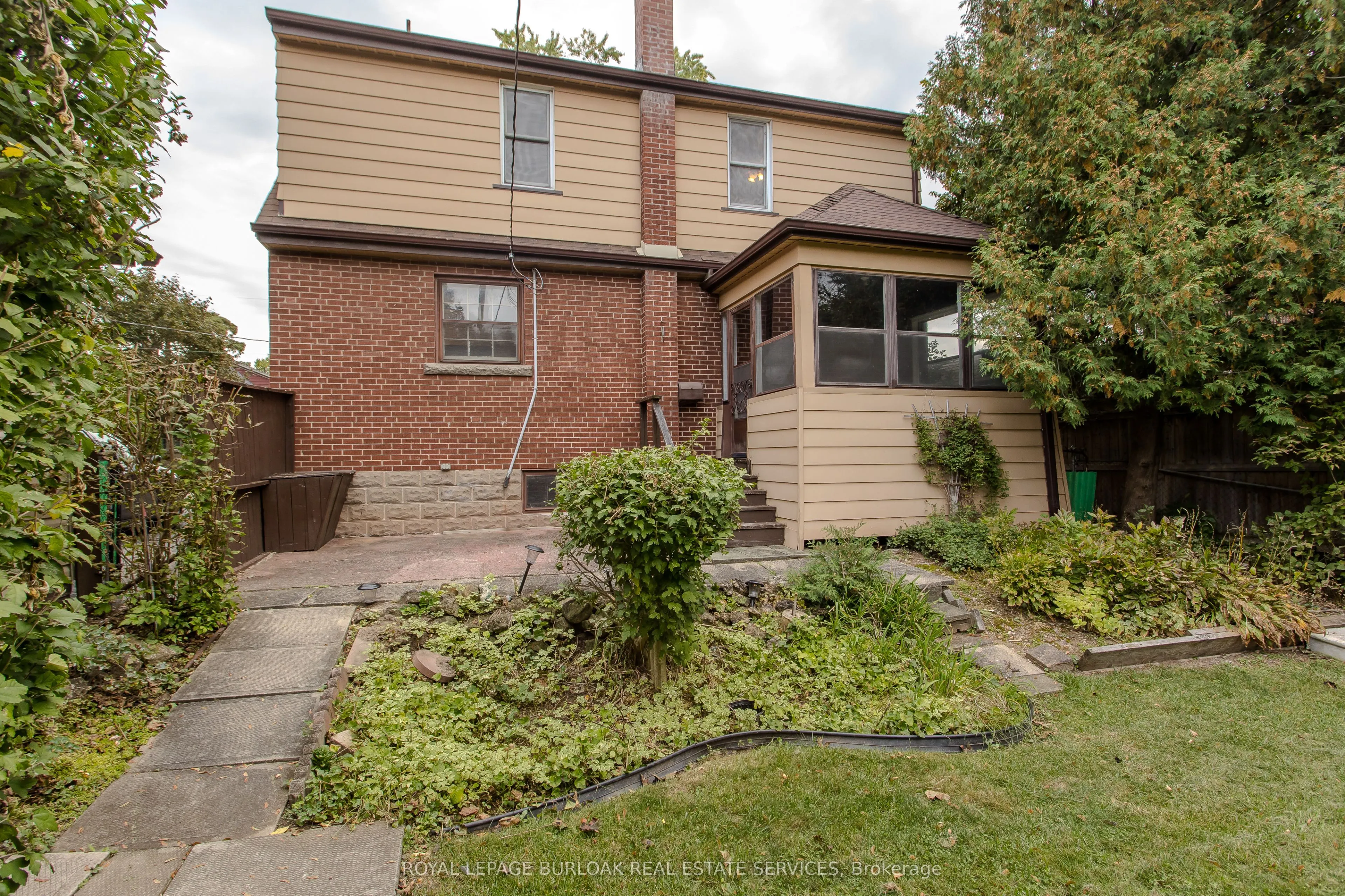 2104 Emerald Crescent