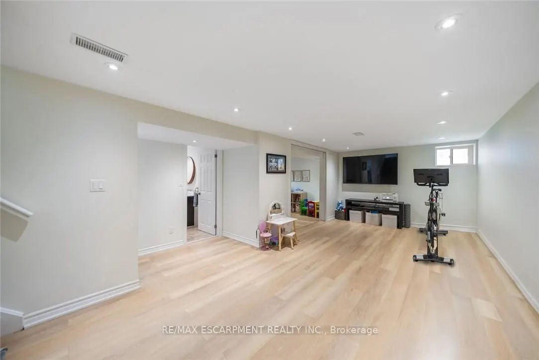 134 Fairwood Place W