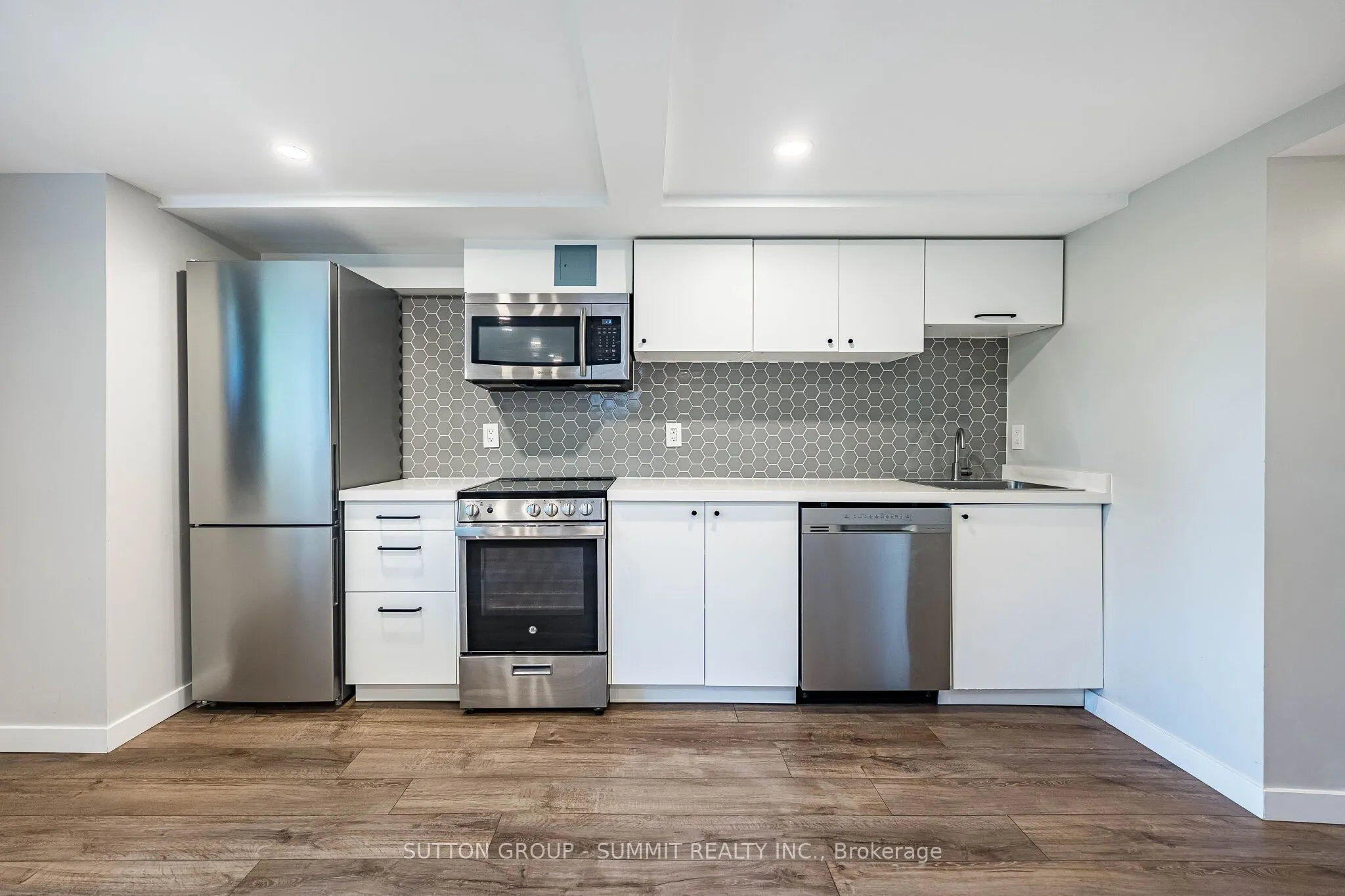 32 ELLIS Avenue