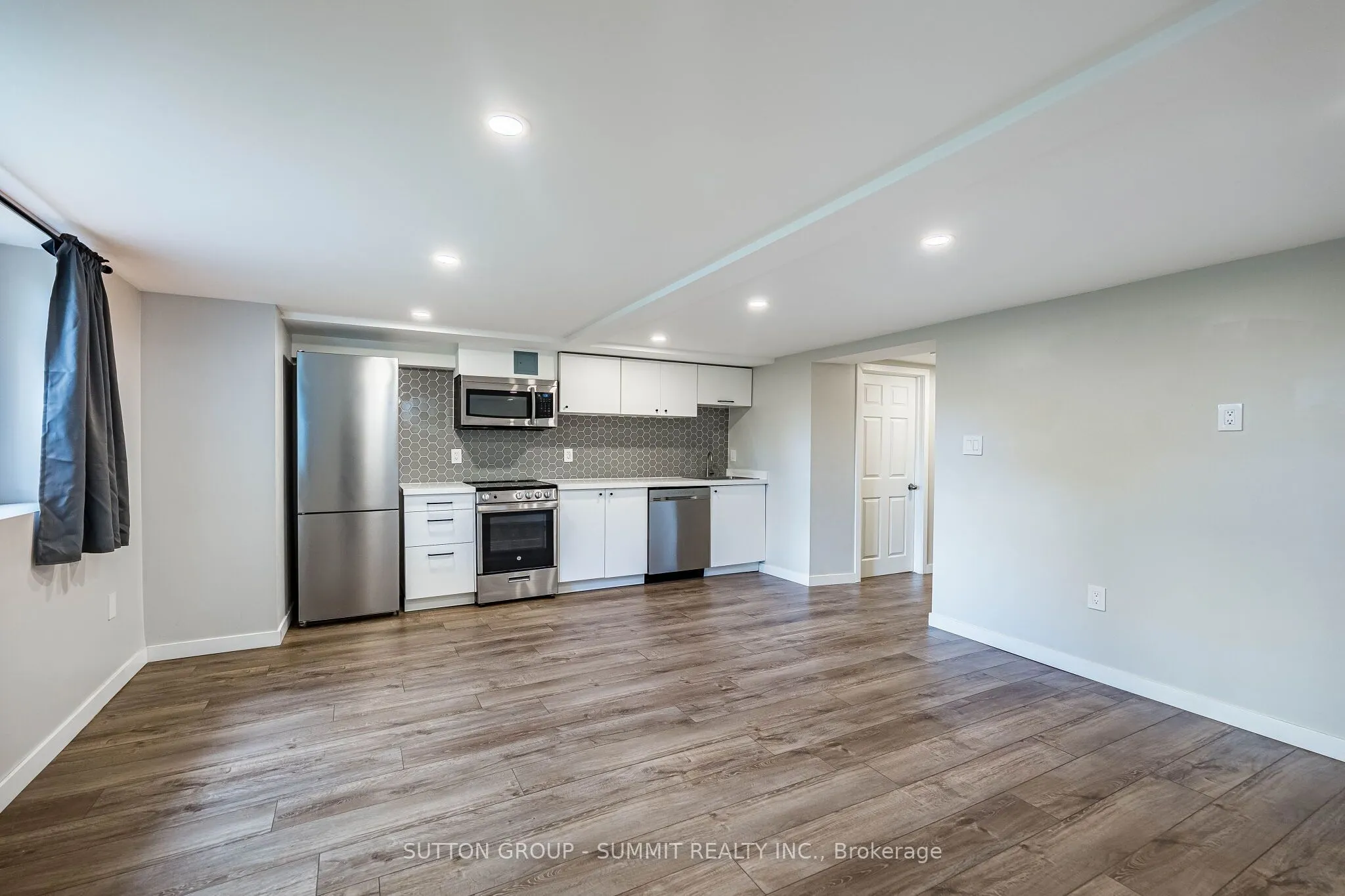 32 ELLIS Avenue
