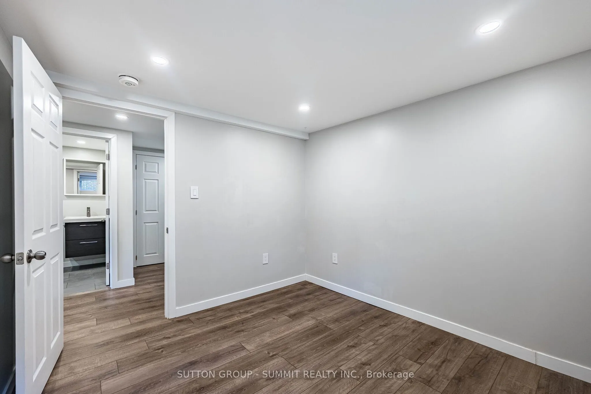 32 ELLIS Avenue