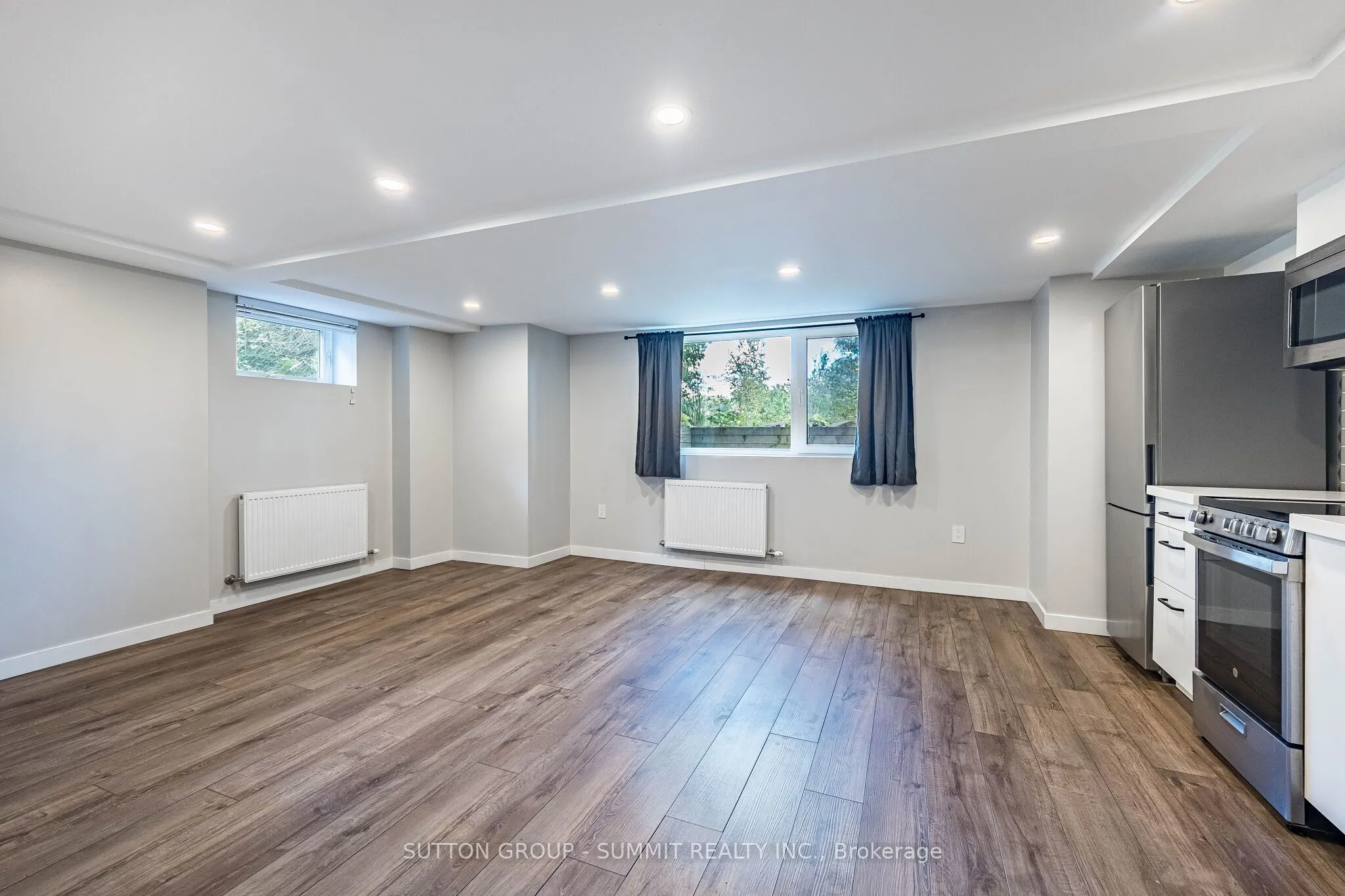 32 ELLIS Avenue