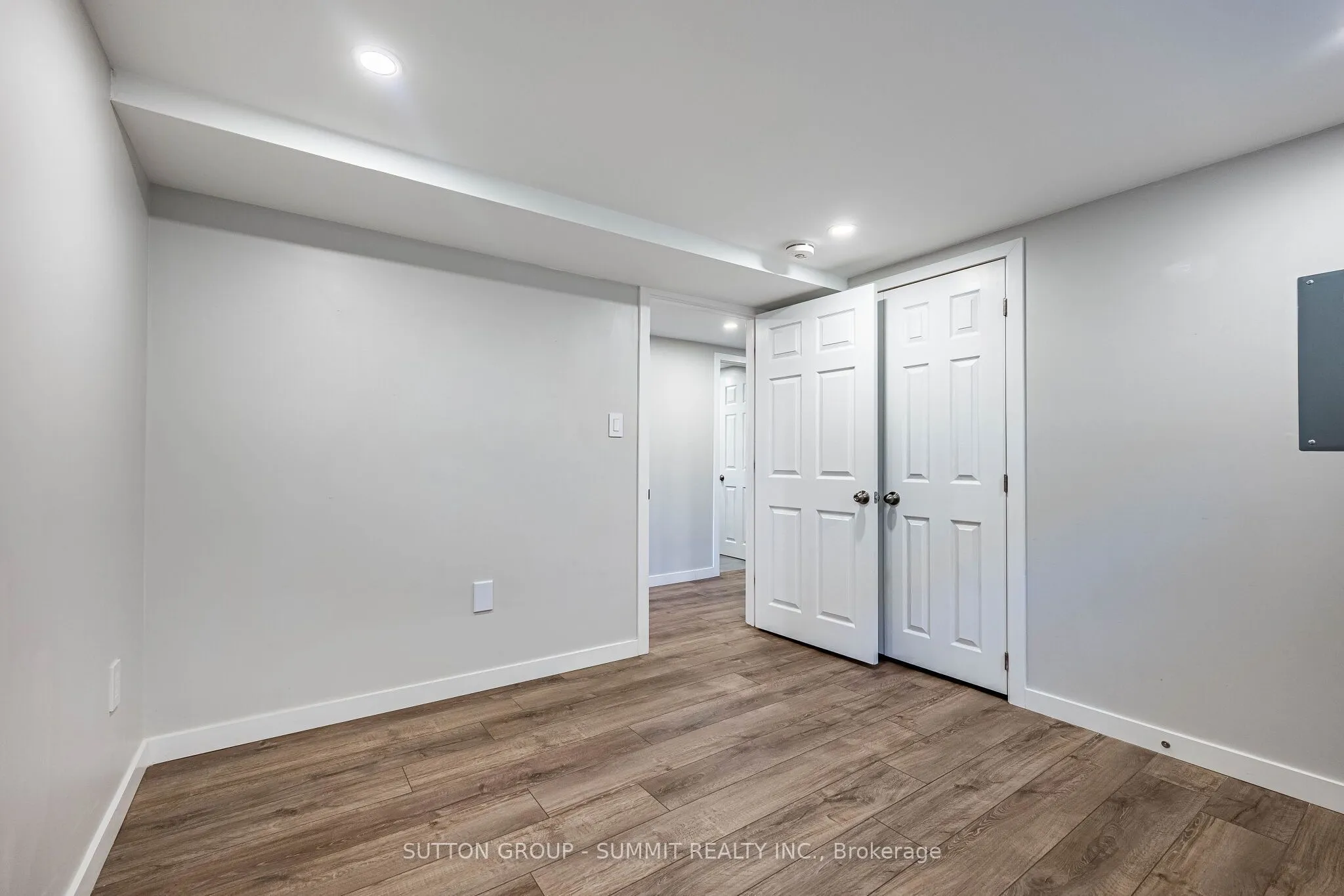 32 ELLIS Avenue