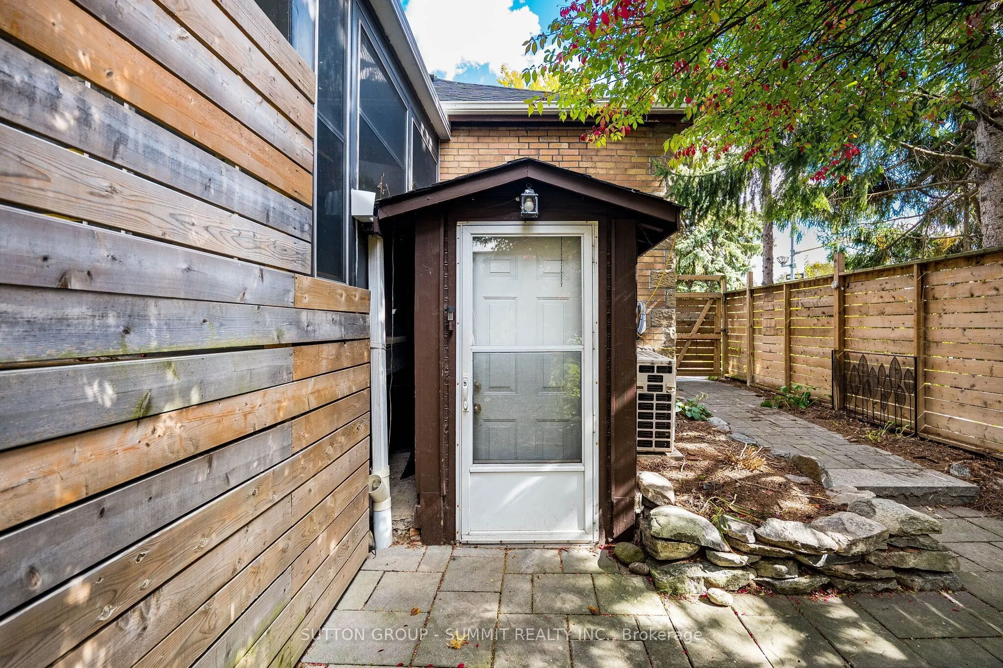 32 ELLIS Avenue