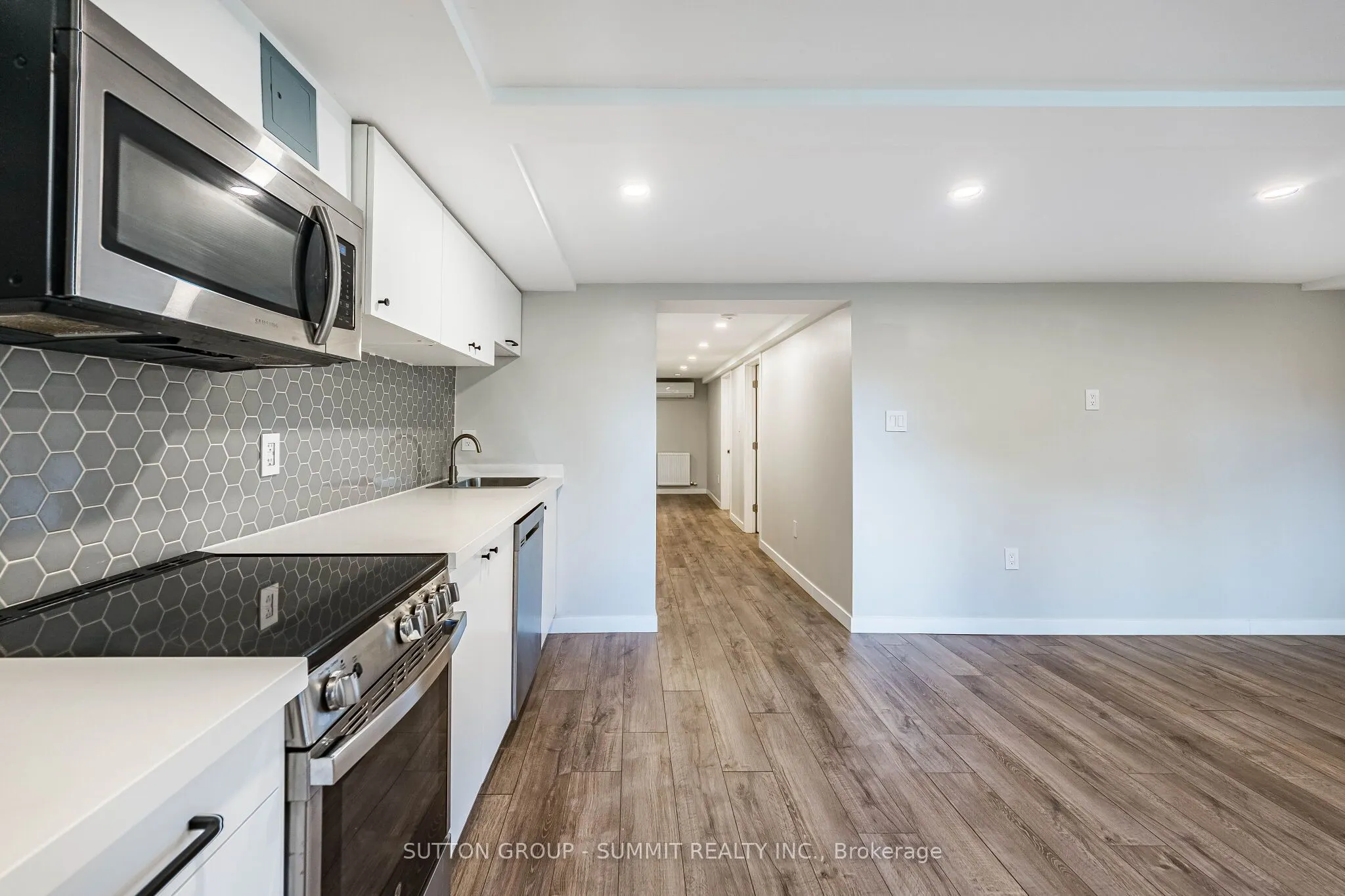 32 ELLIS Avenue