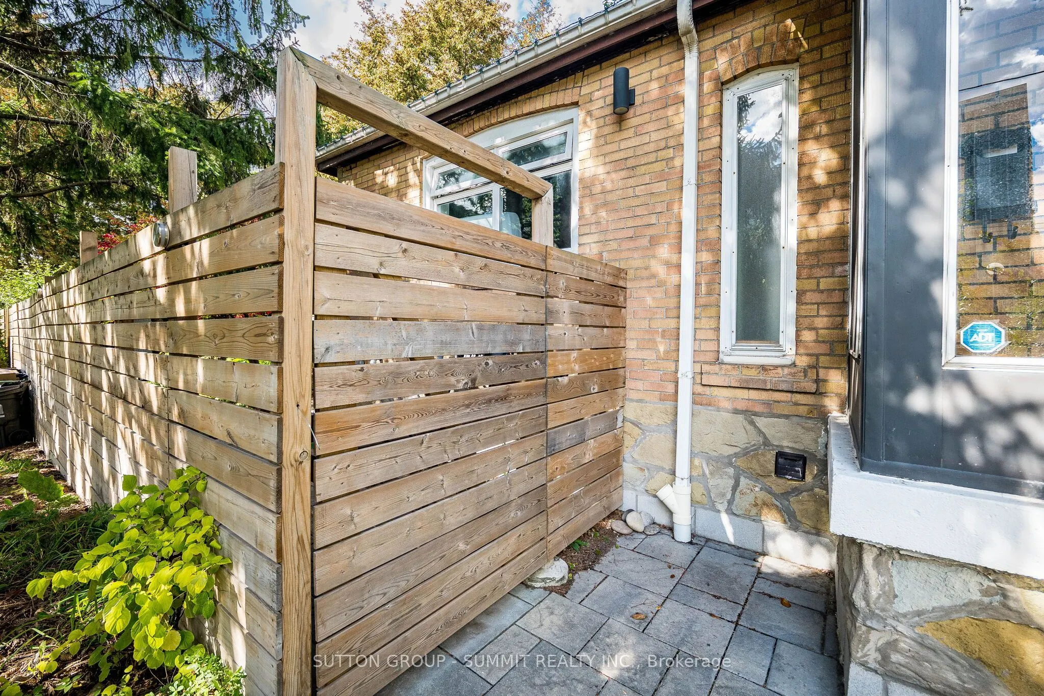 32 ELLIS Avenue