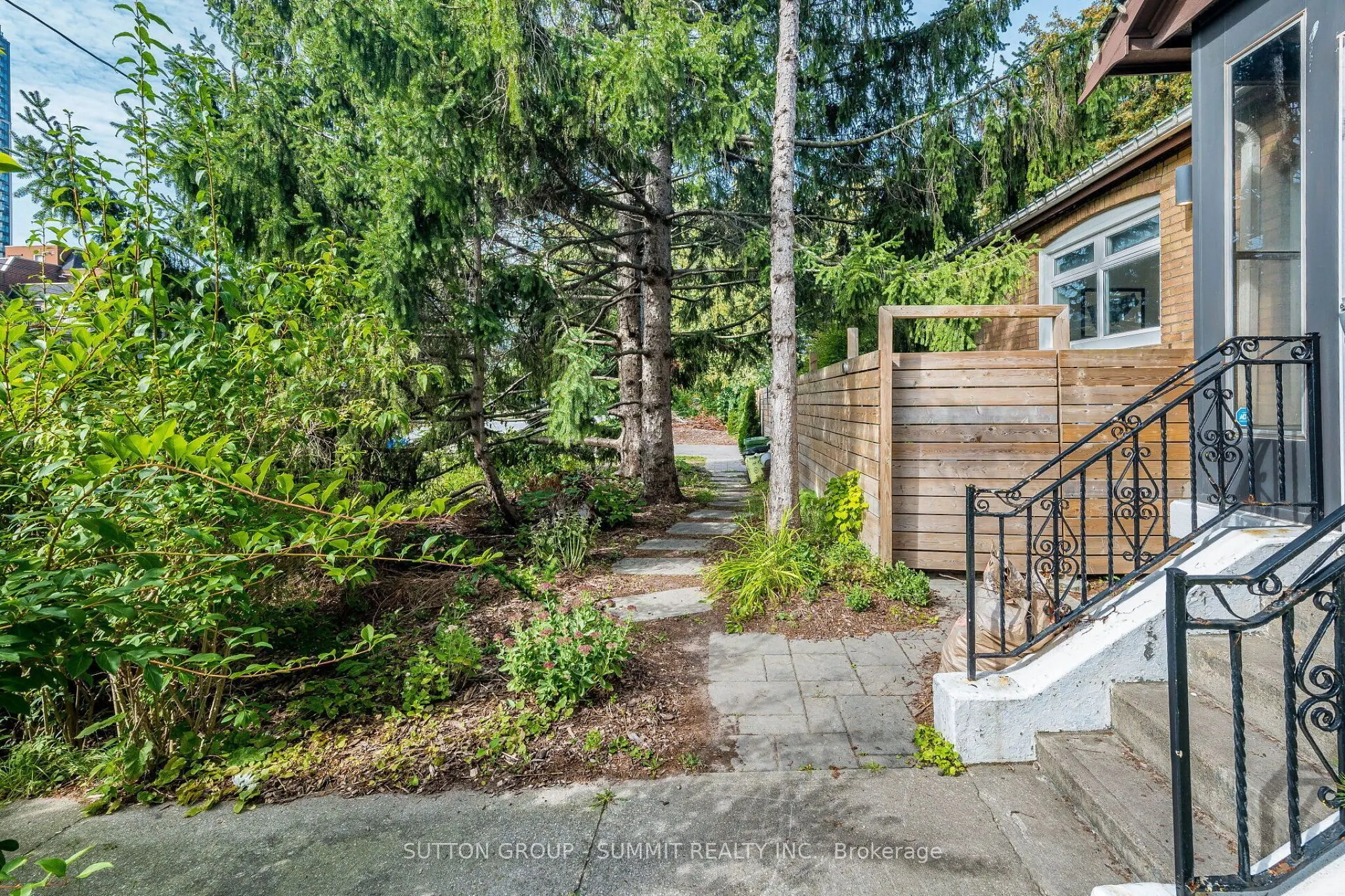 32 ELLIS Avenue