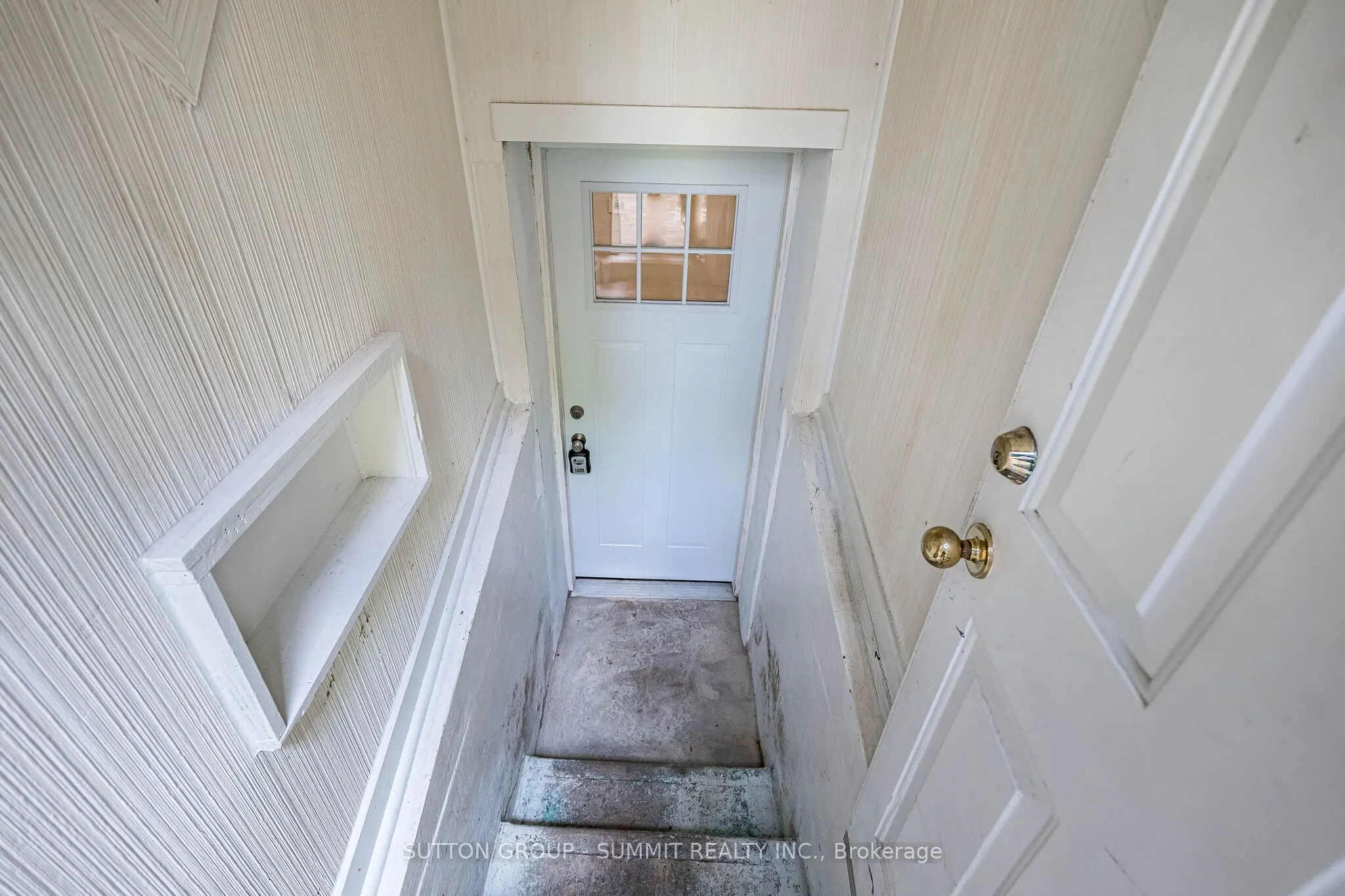 32 ELLIS Avenue