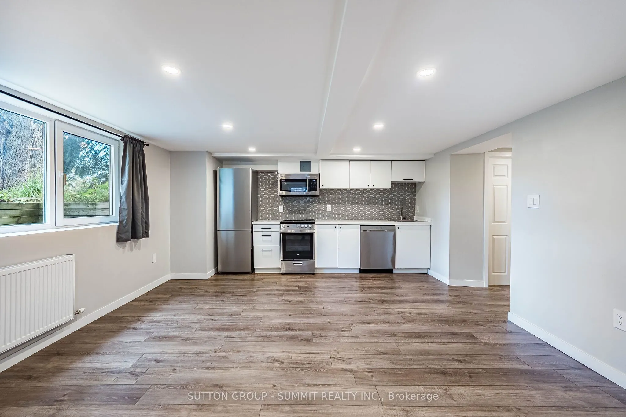 32 ELLIS Avenue