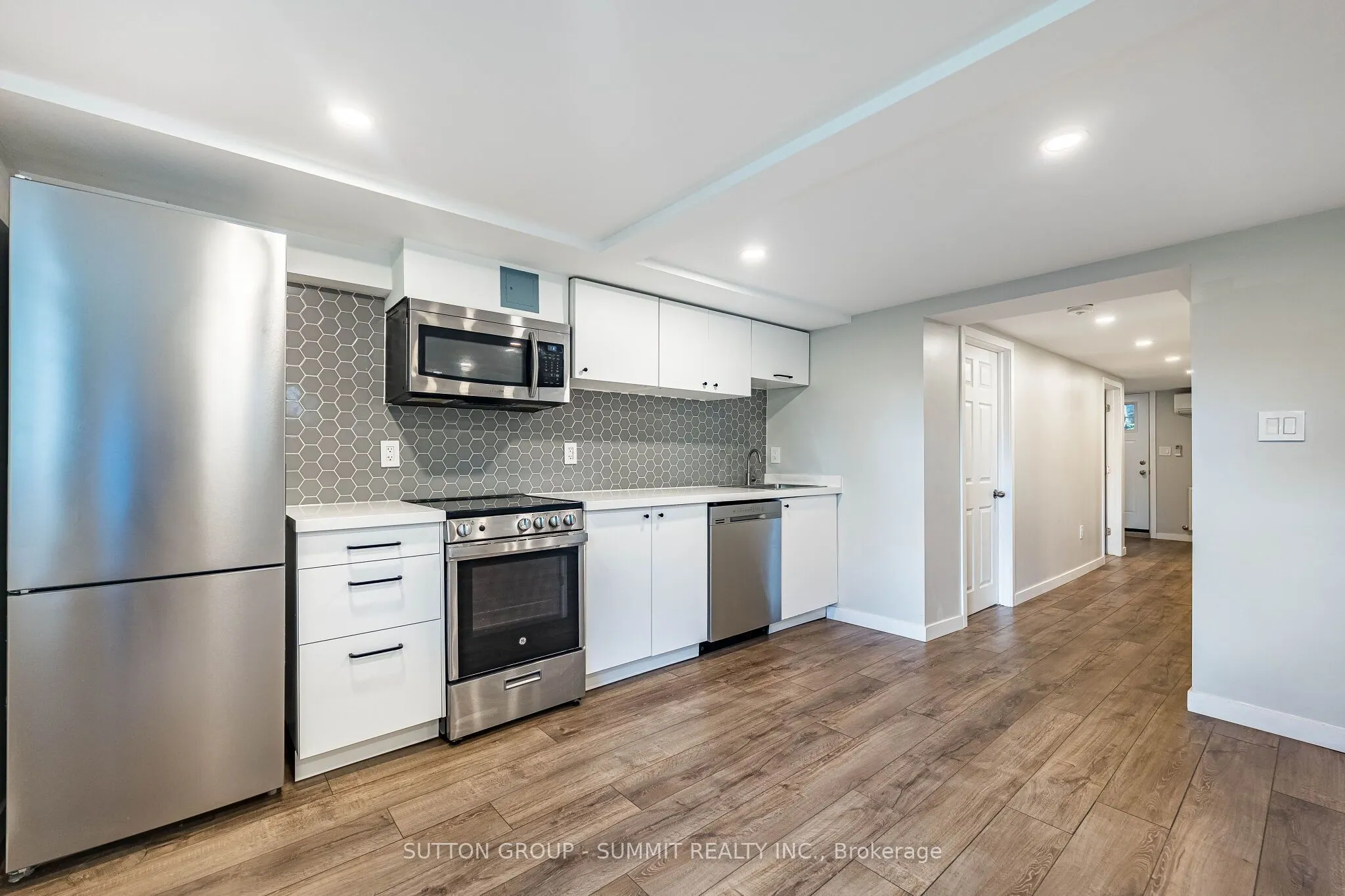 32 ELLIS Avenue