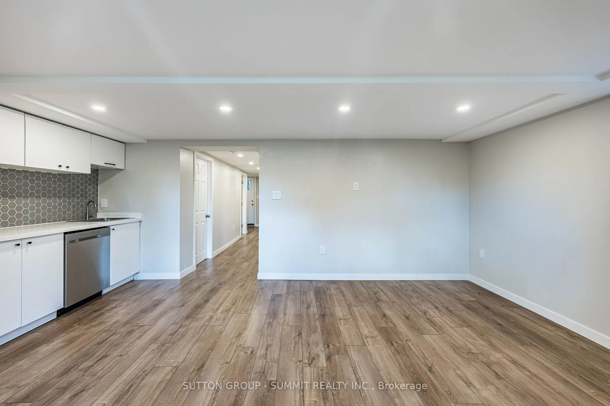32 ELLIS Avenue