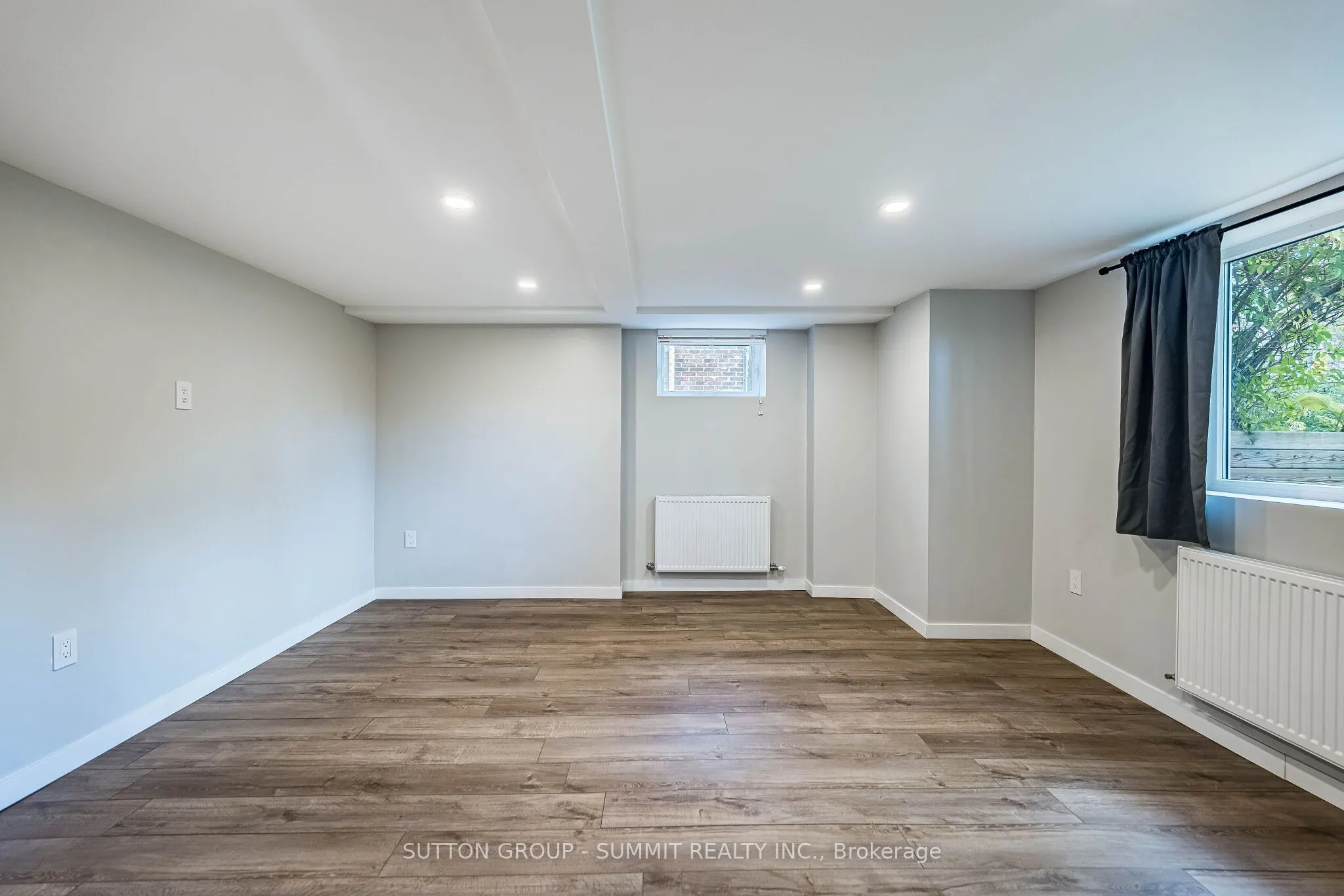 32 ELLIS Avenue