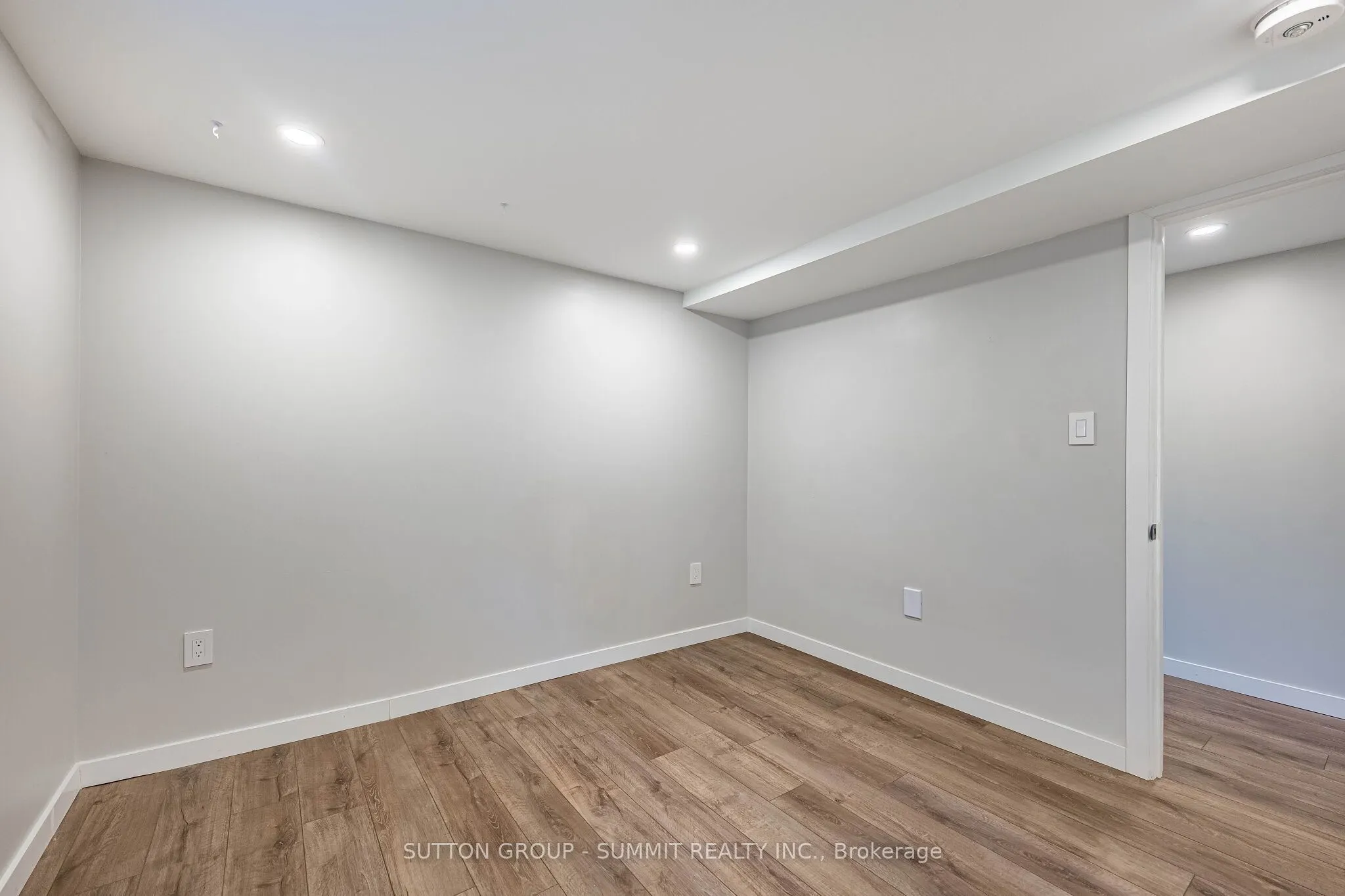 32 ELLIS Avenue