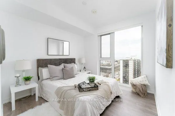 270 Dufferin Street W #1207