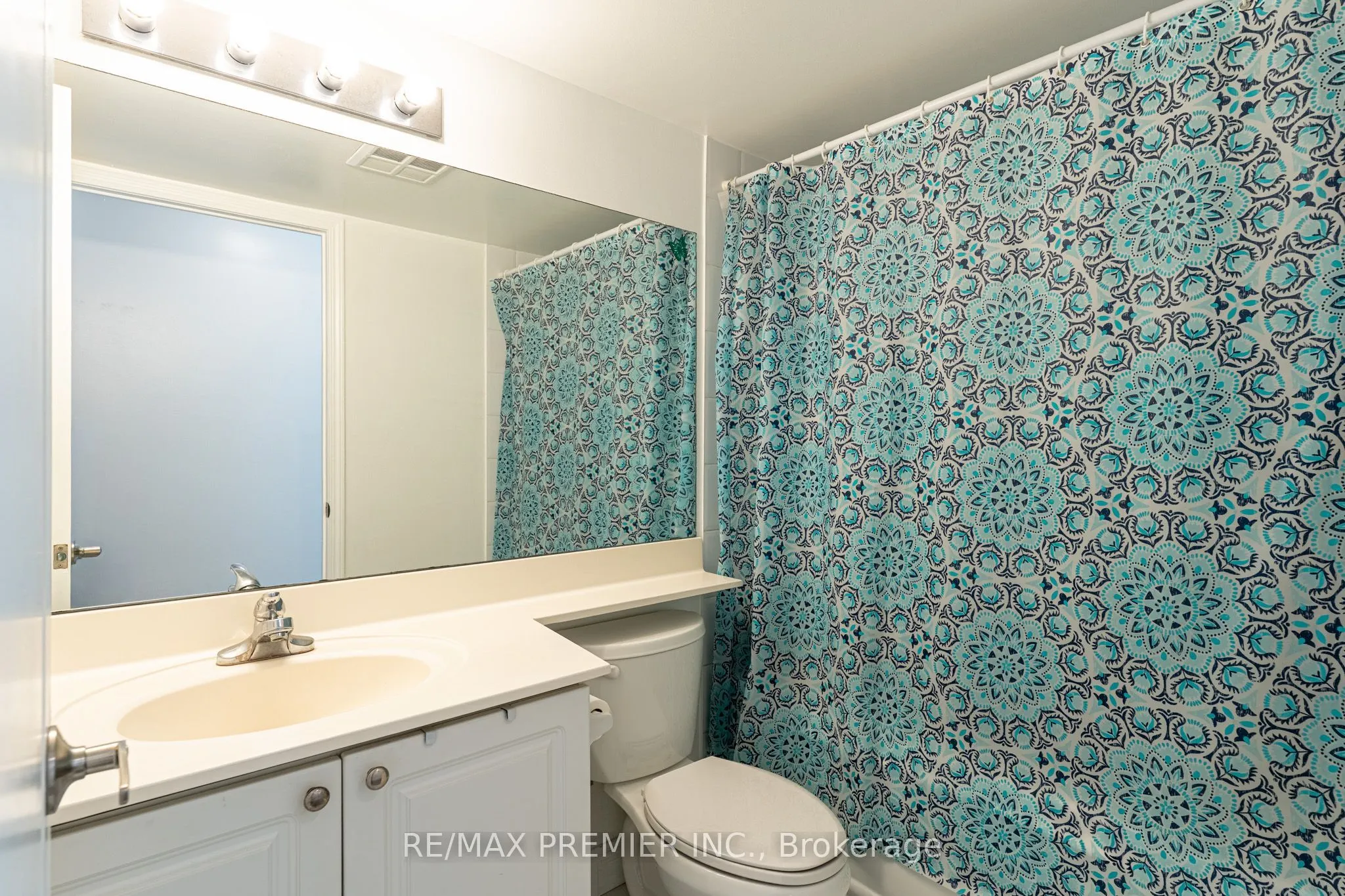 33 Elm Drive W #2002