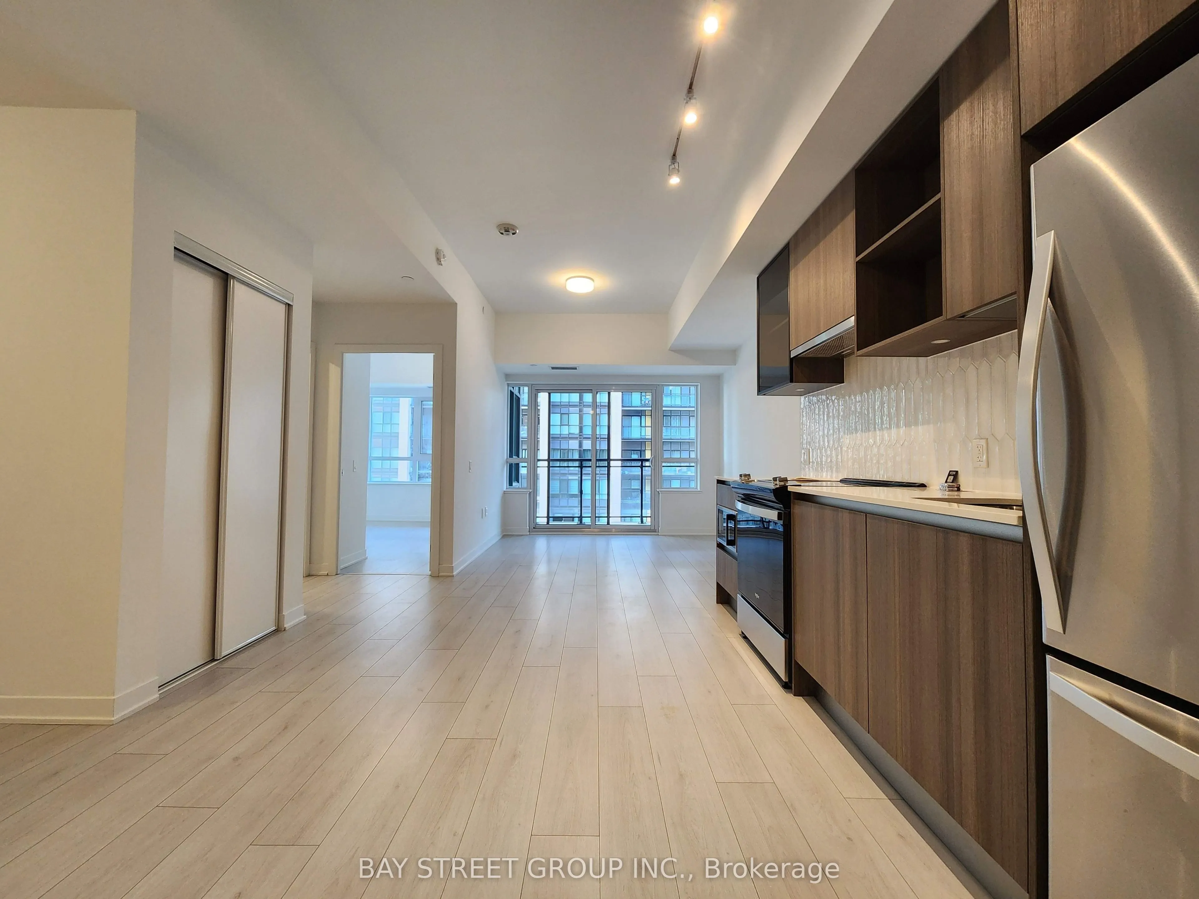 395 Dundas Street W #521