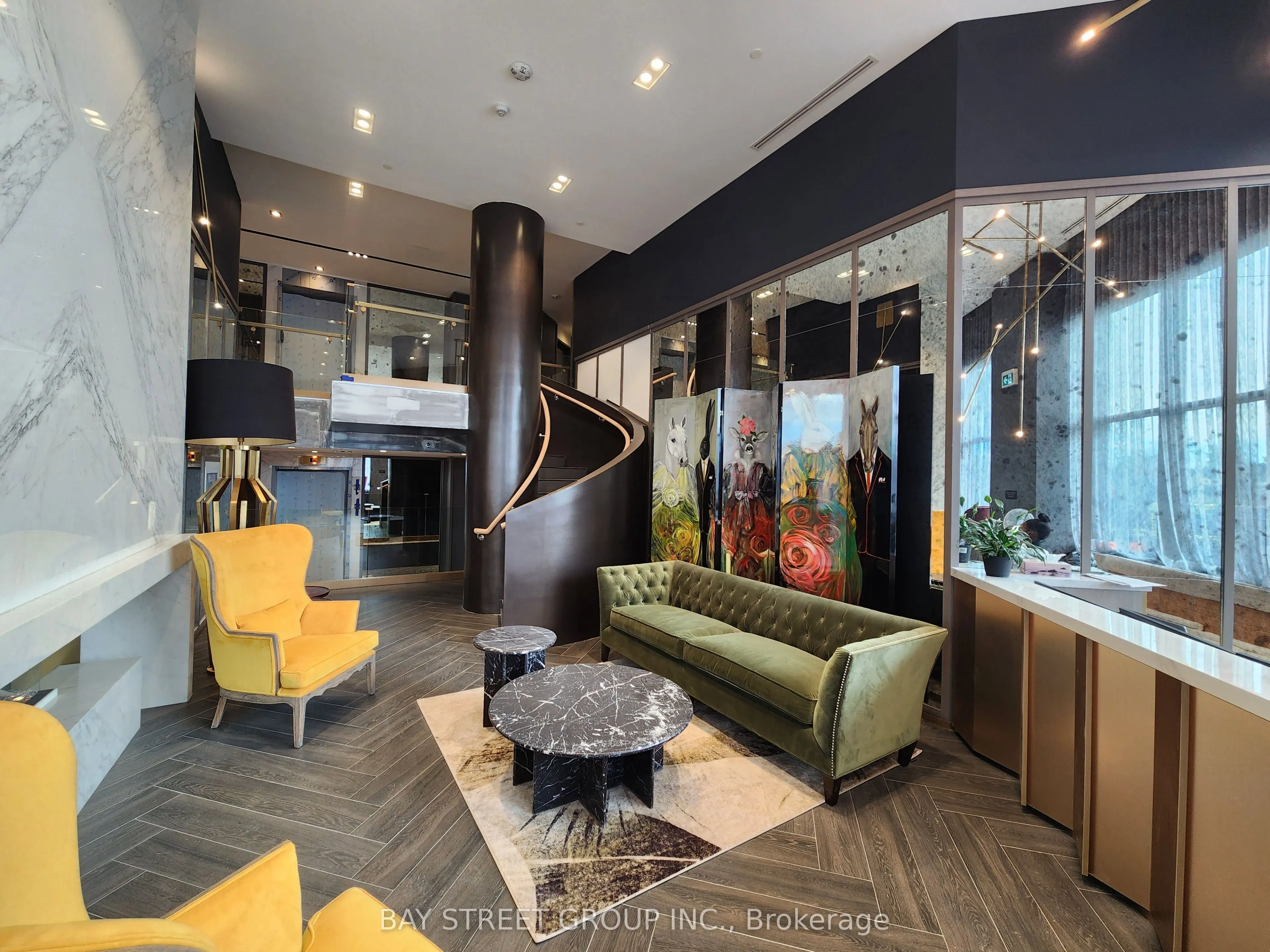 395 Dundas Street W #521