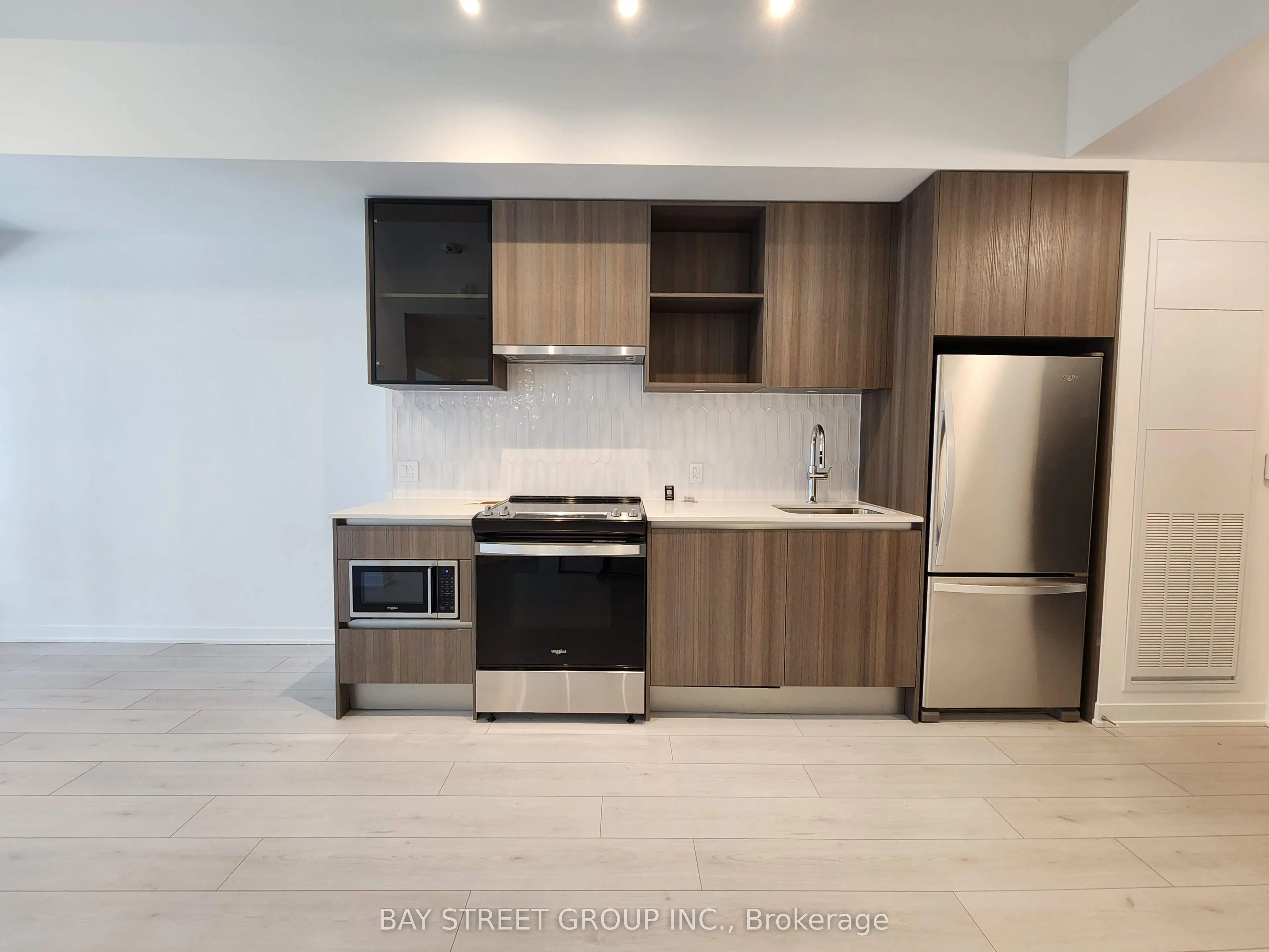 395 Dundas Street W #521