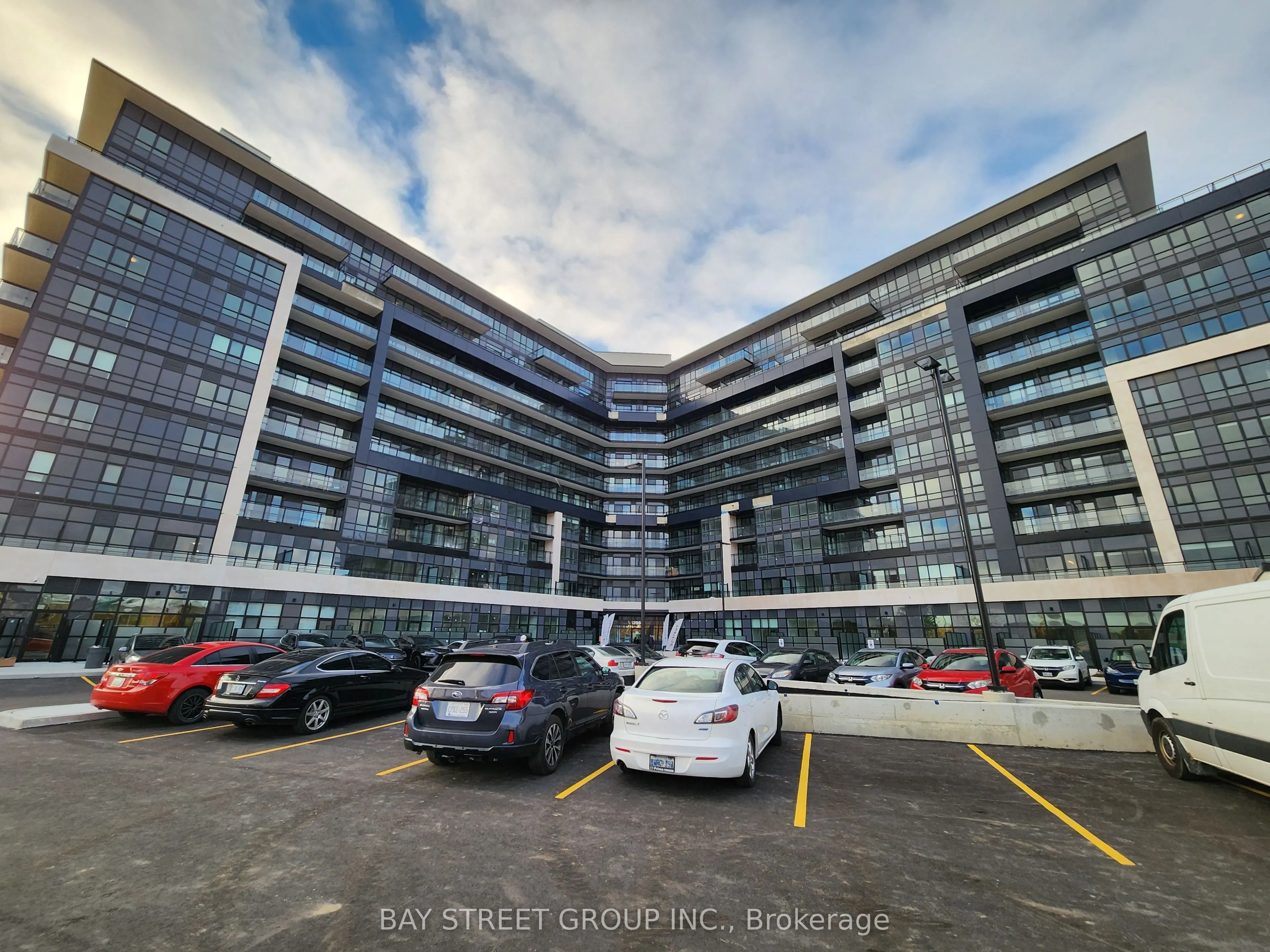 395 Dundas Street W #521