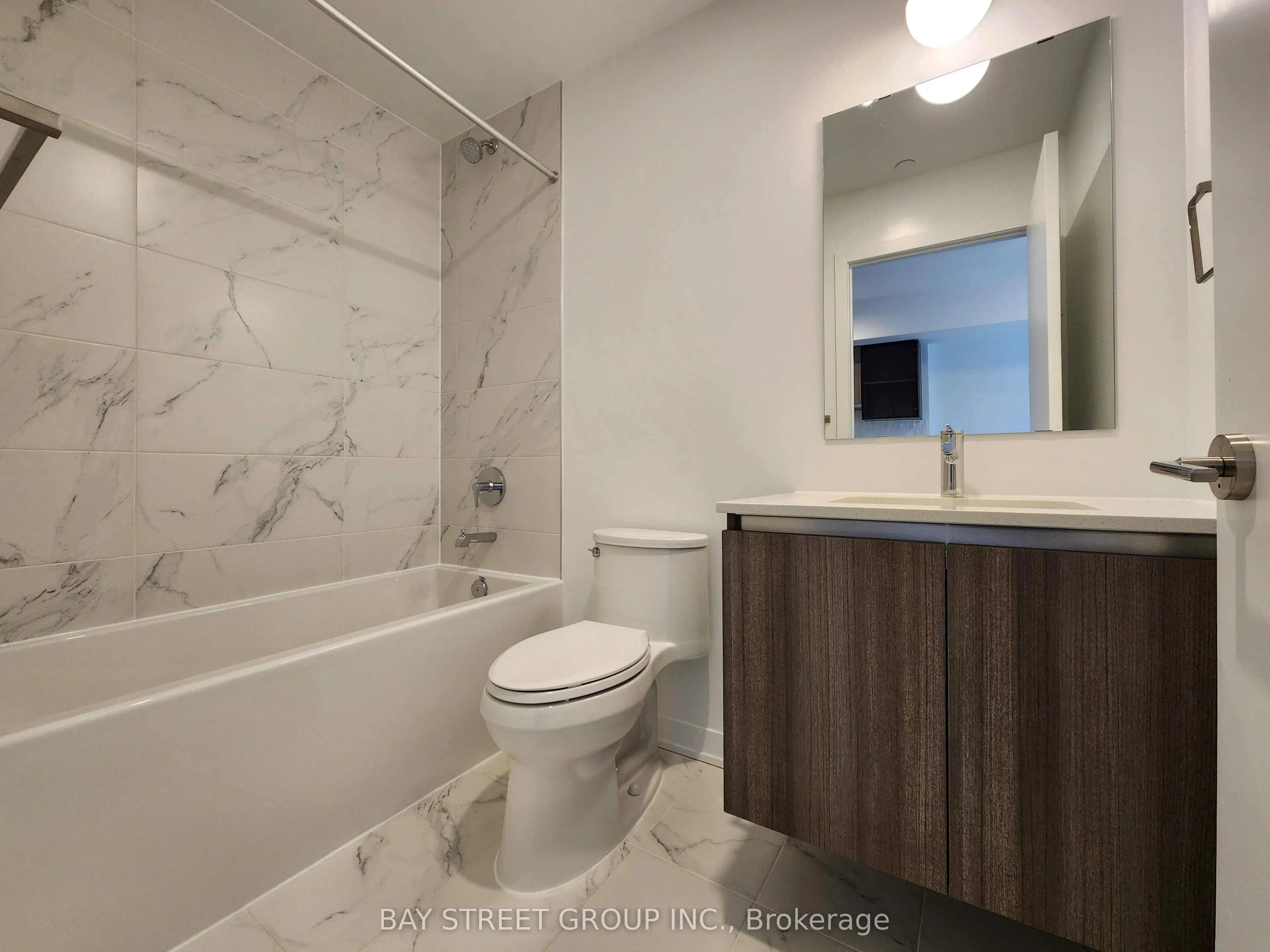 395 Dundas Street W #521