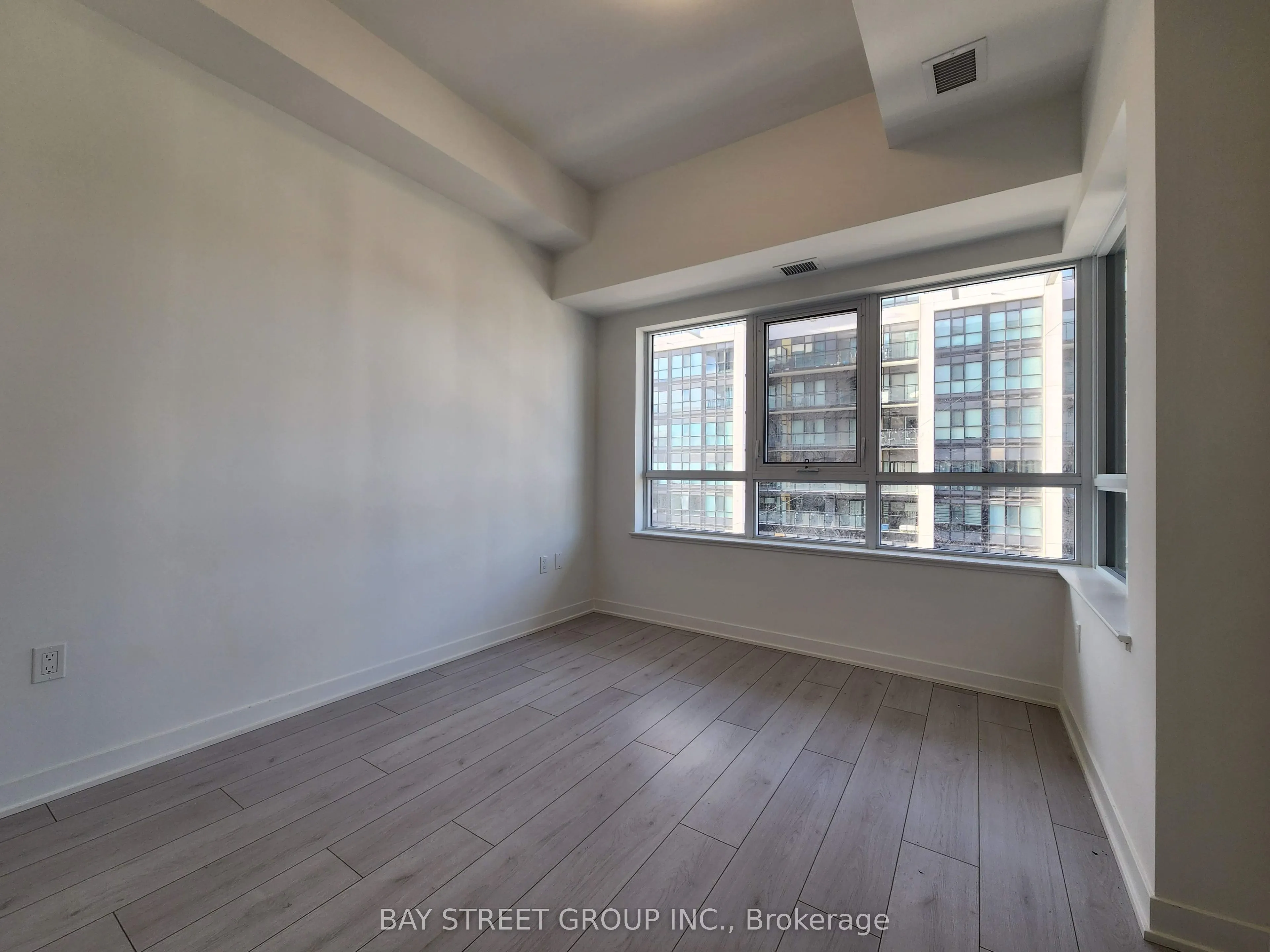 395 Dundas Street W #521
