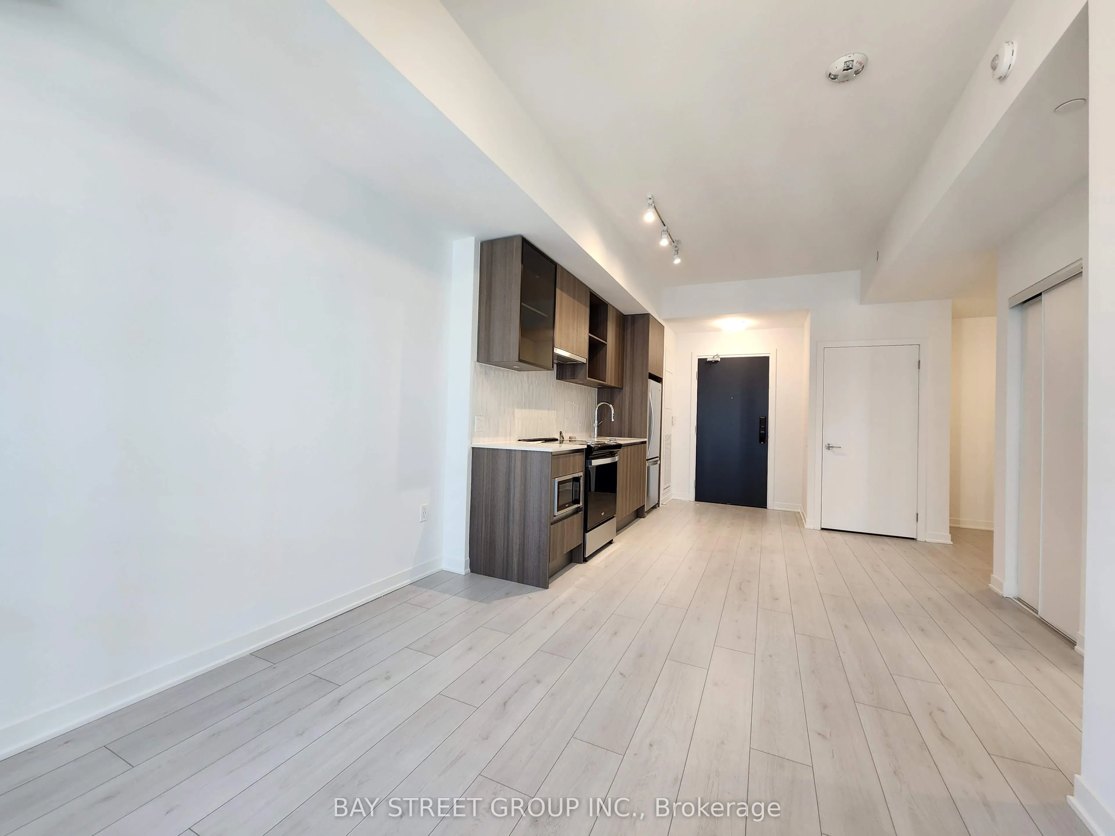 395 Dundas Street W #521