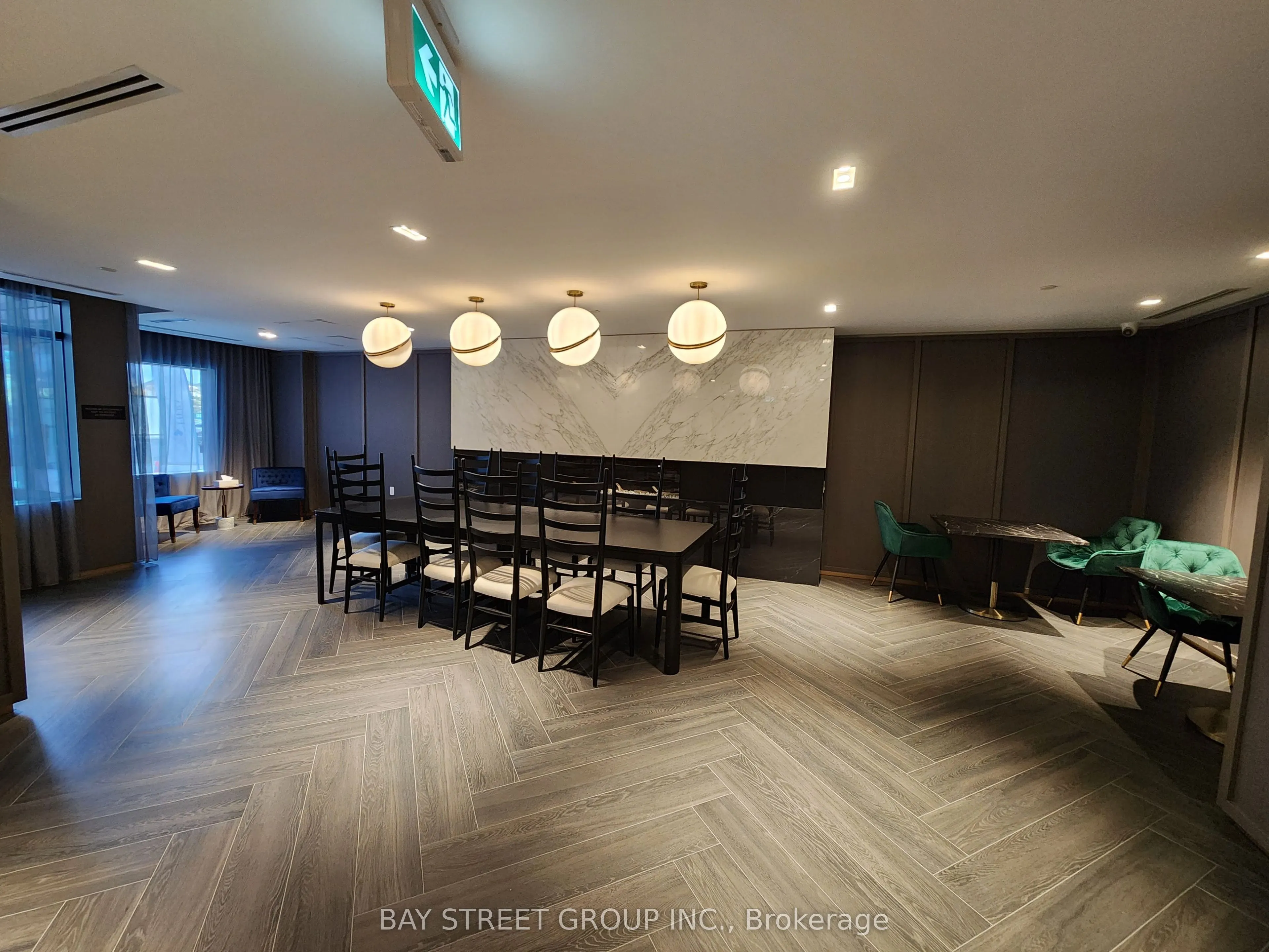 395 Dundas Street W #521
