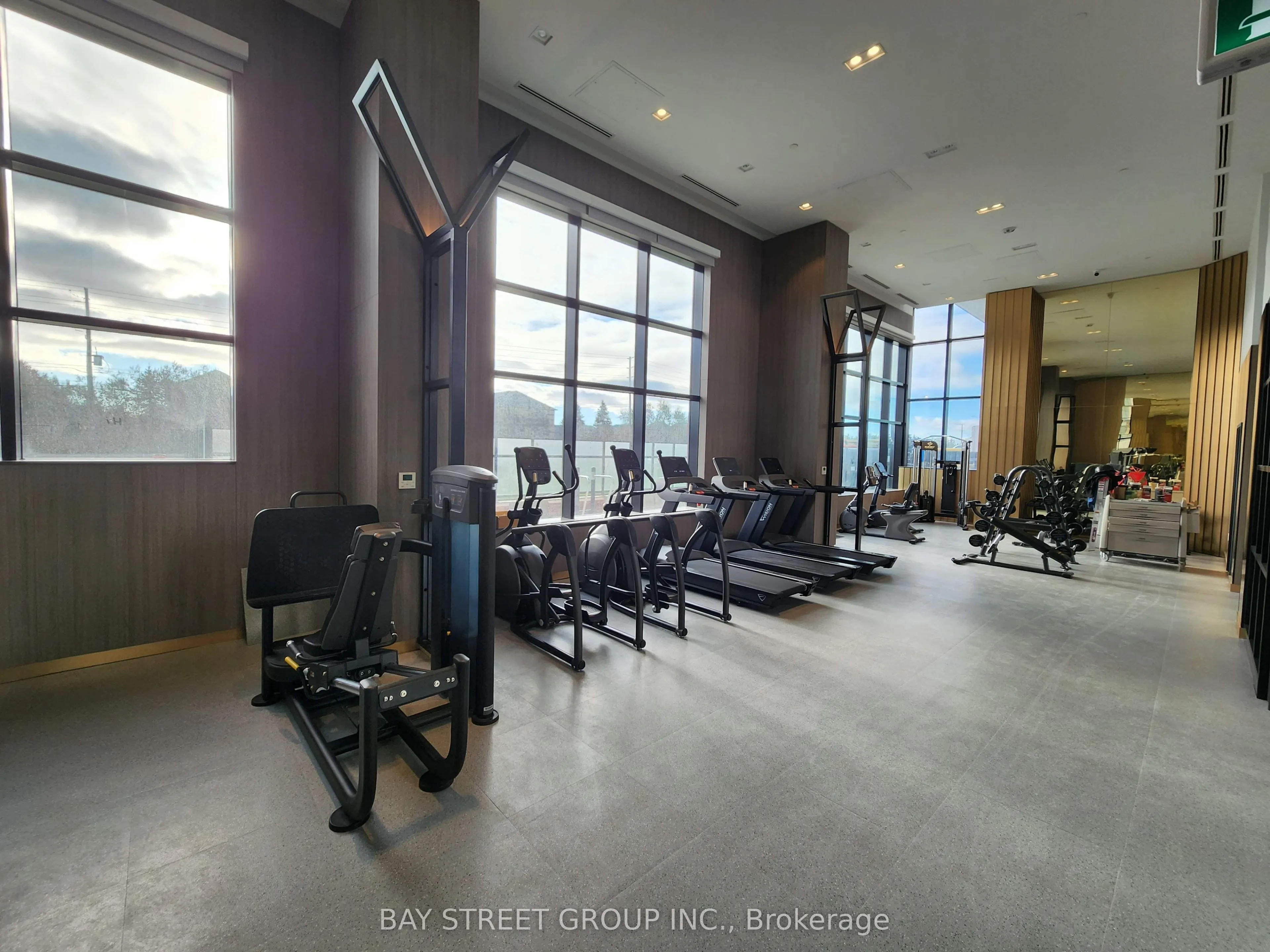 395 Dundas Street W #521