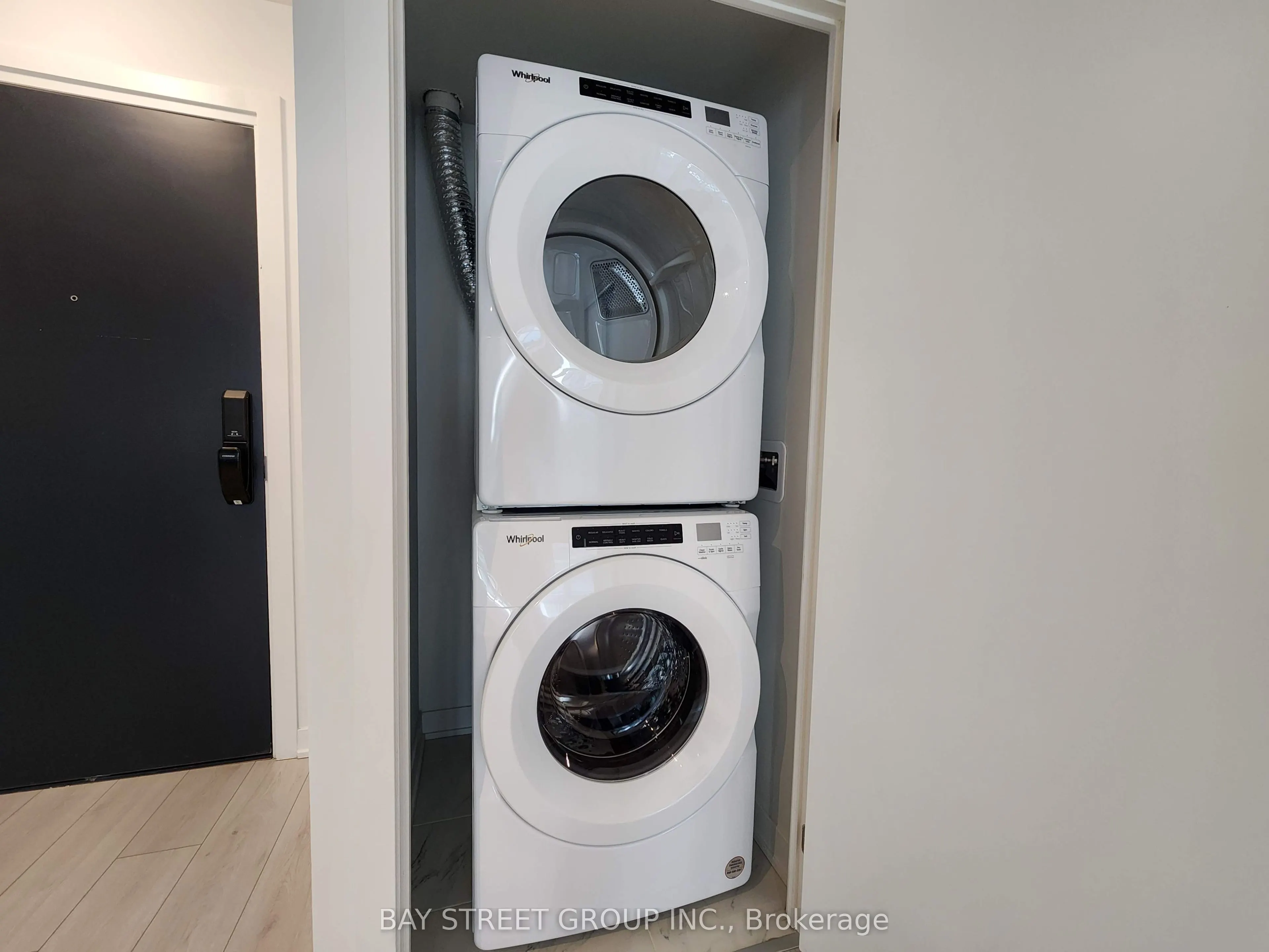 395 Dundas Street W #521