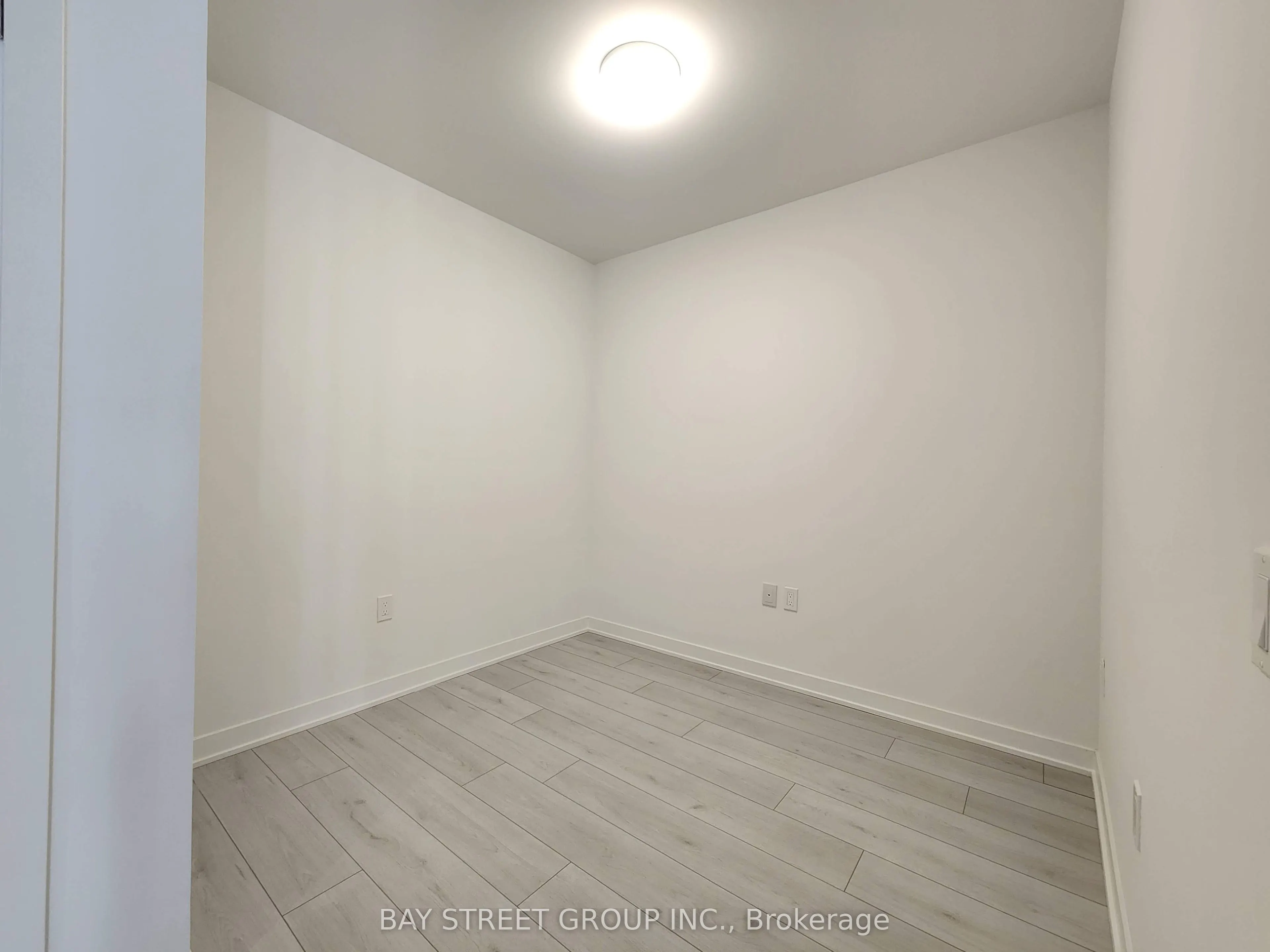 395 Dundas Street W #521