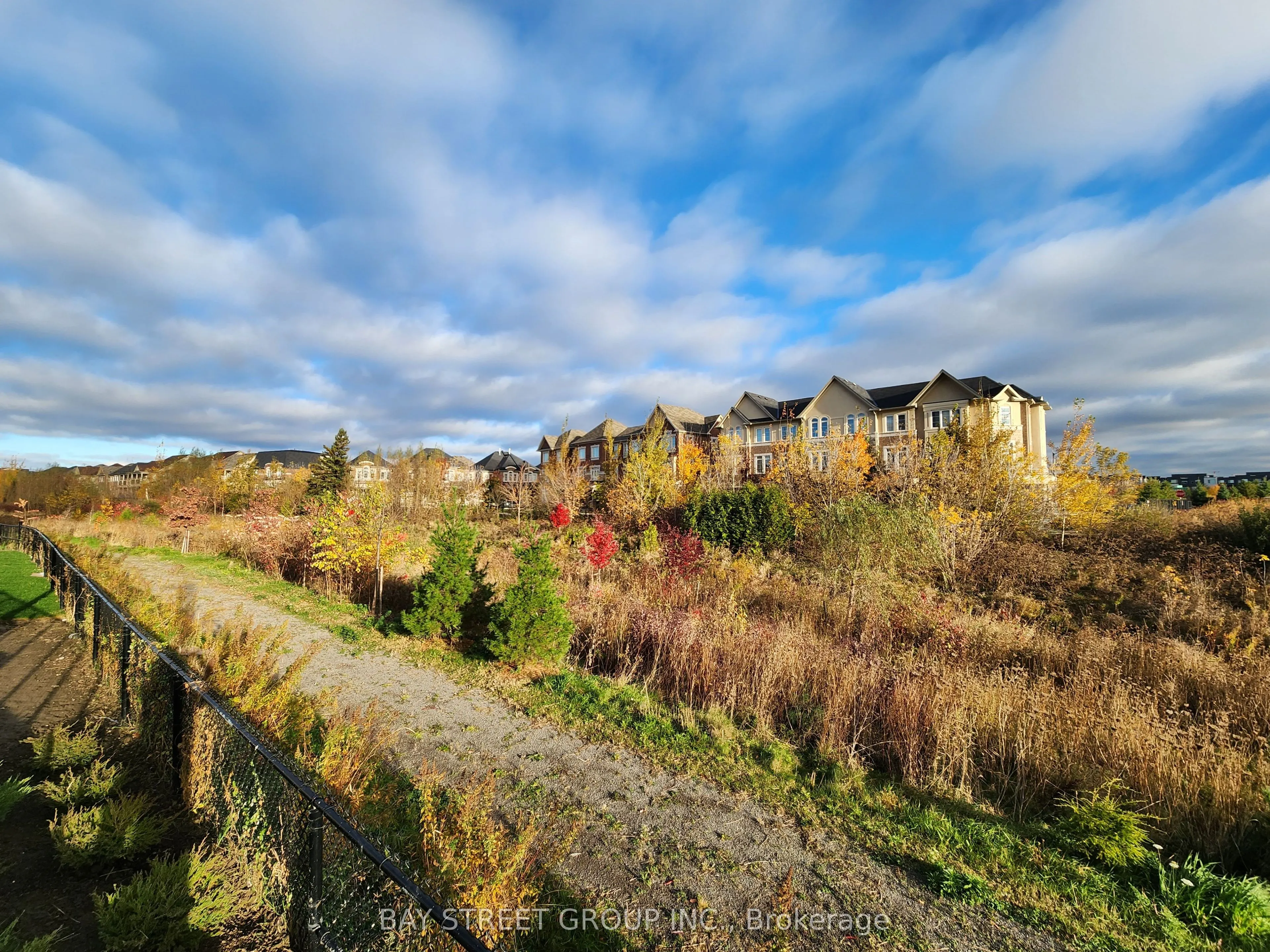 395 Dundas Street W #521