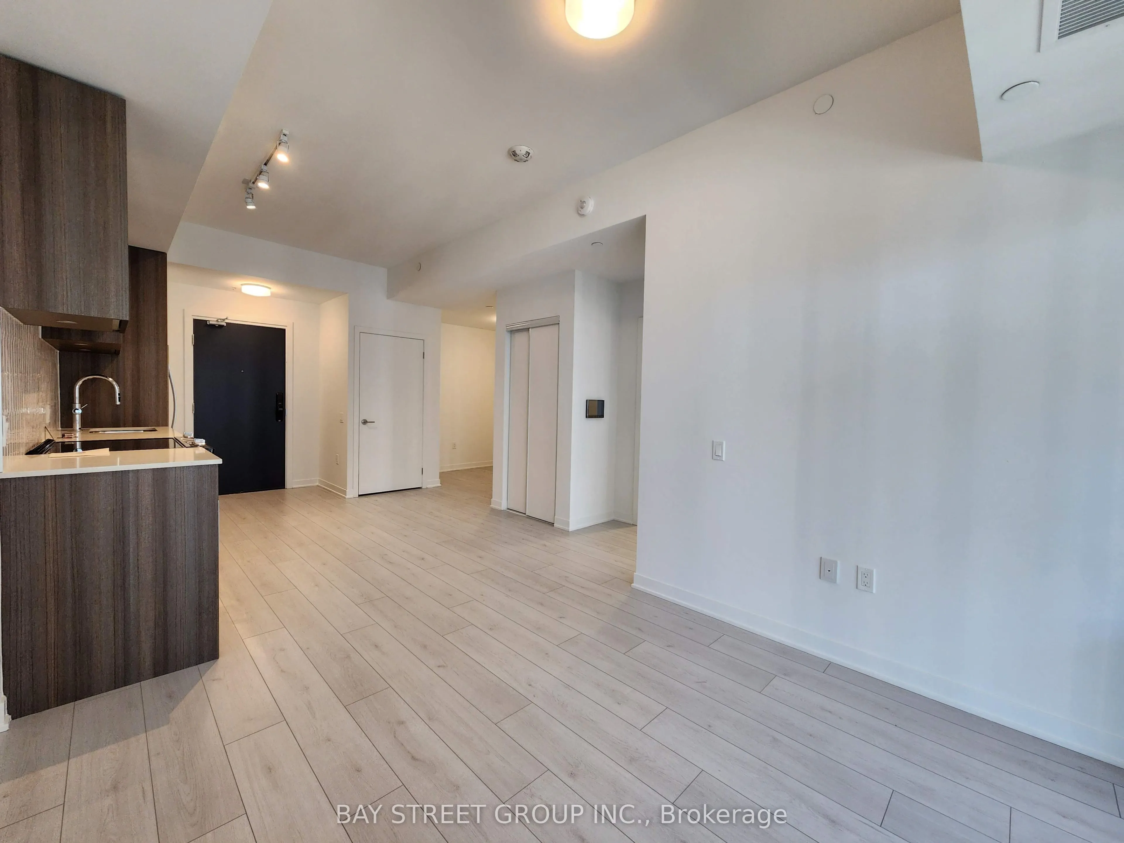395 Dundas Street W #521