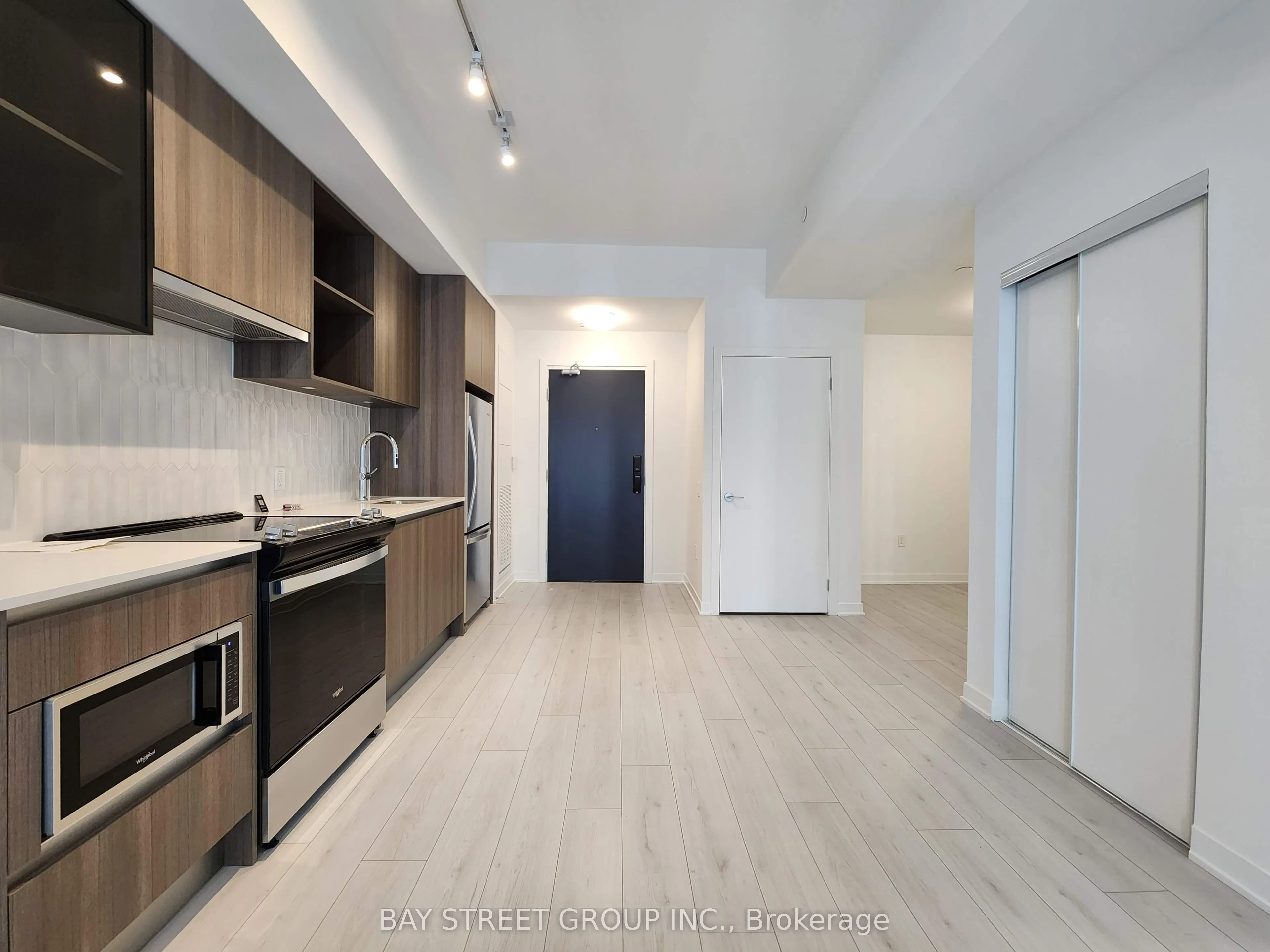 395 Dundas Street W #521