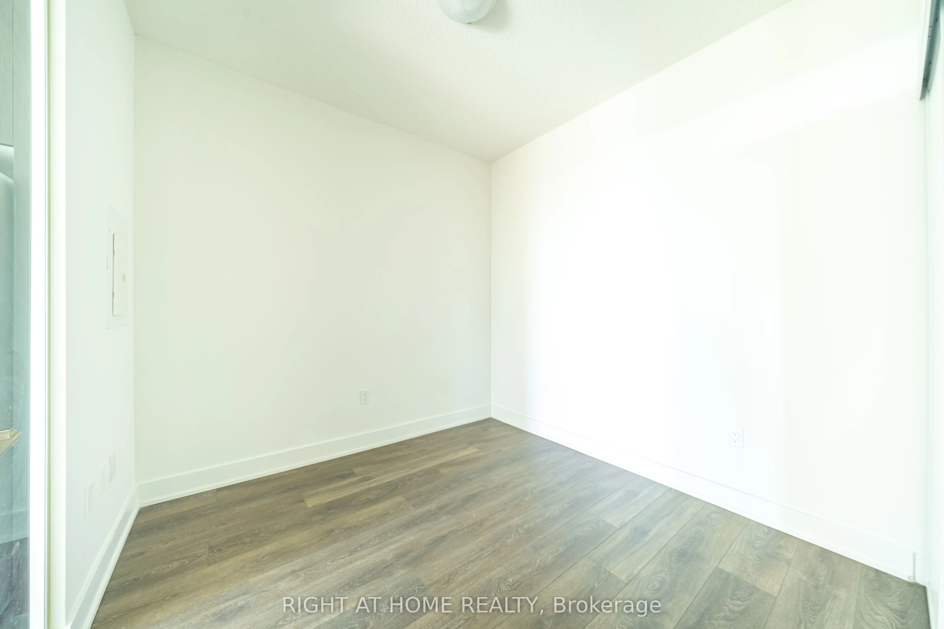 204 Burnhamthorpe Road E #1310