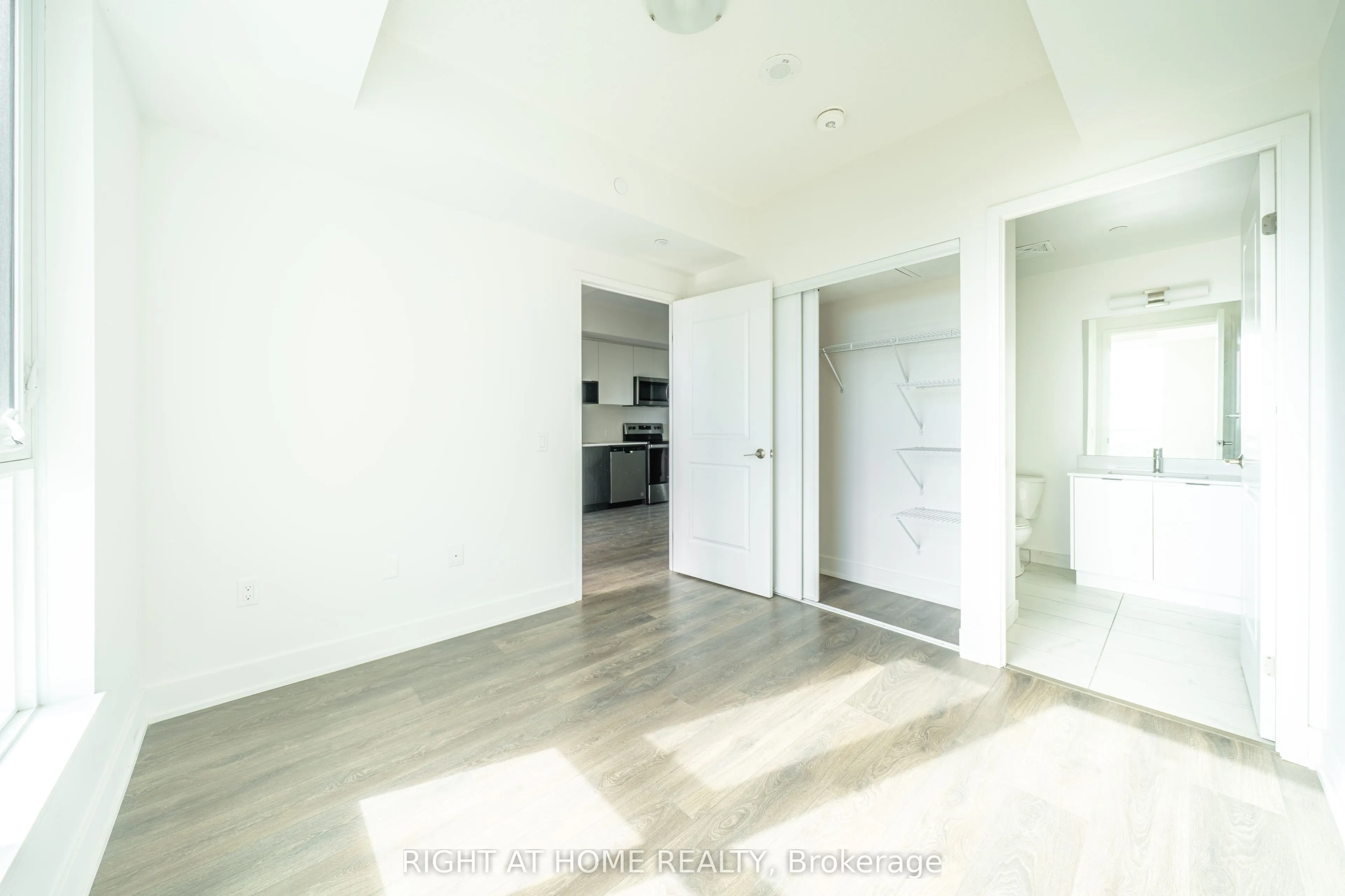 204 Burnhamthorpe Road E #1310