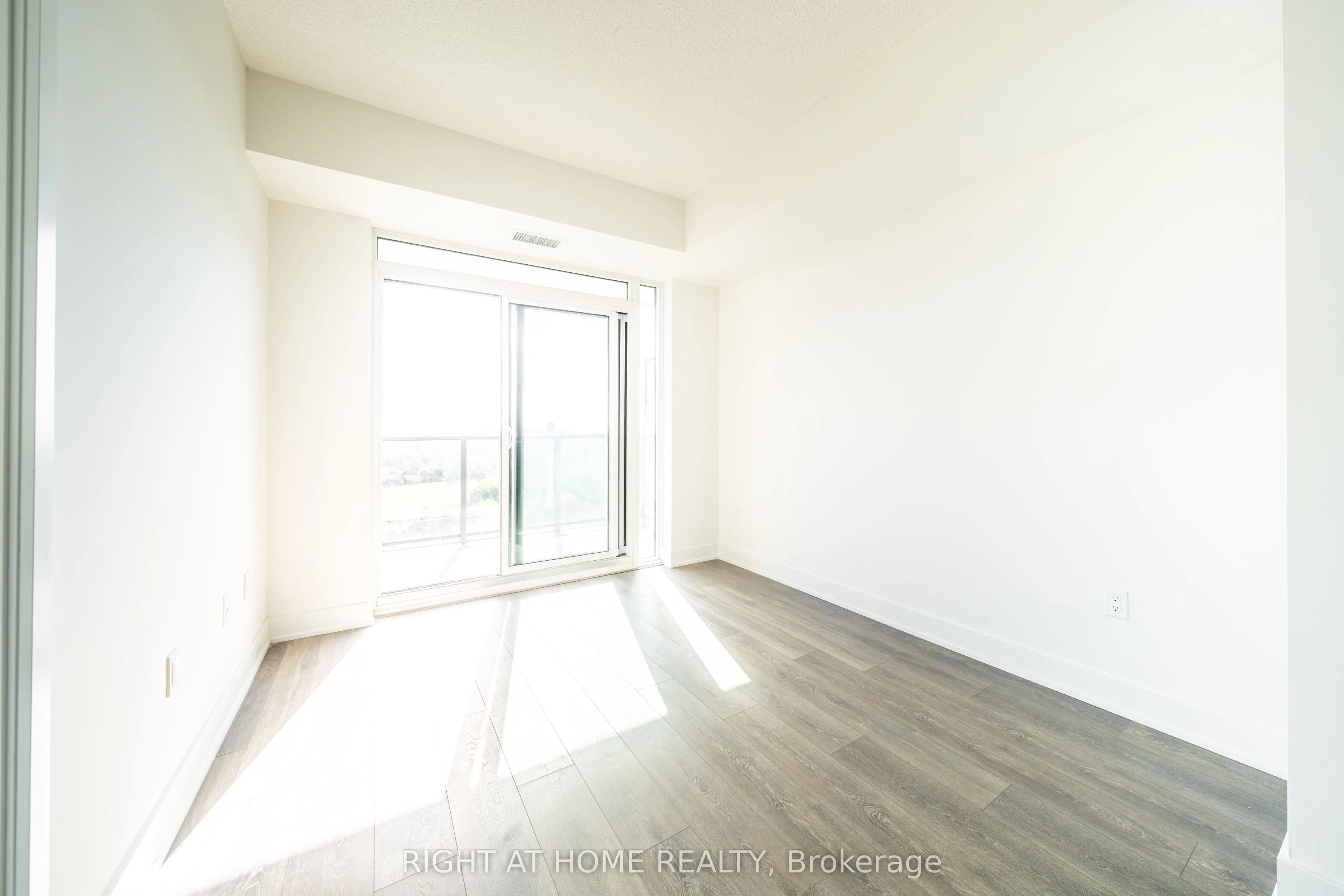 204 Burnhamthorpe Road E #1310
