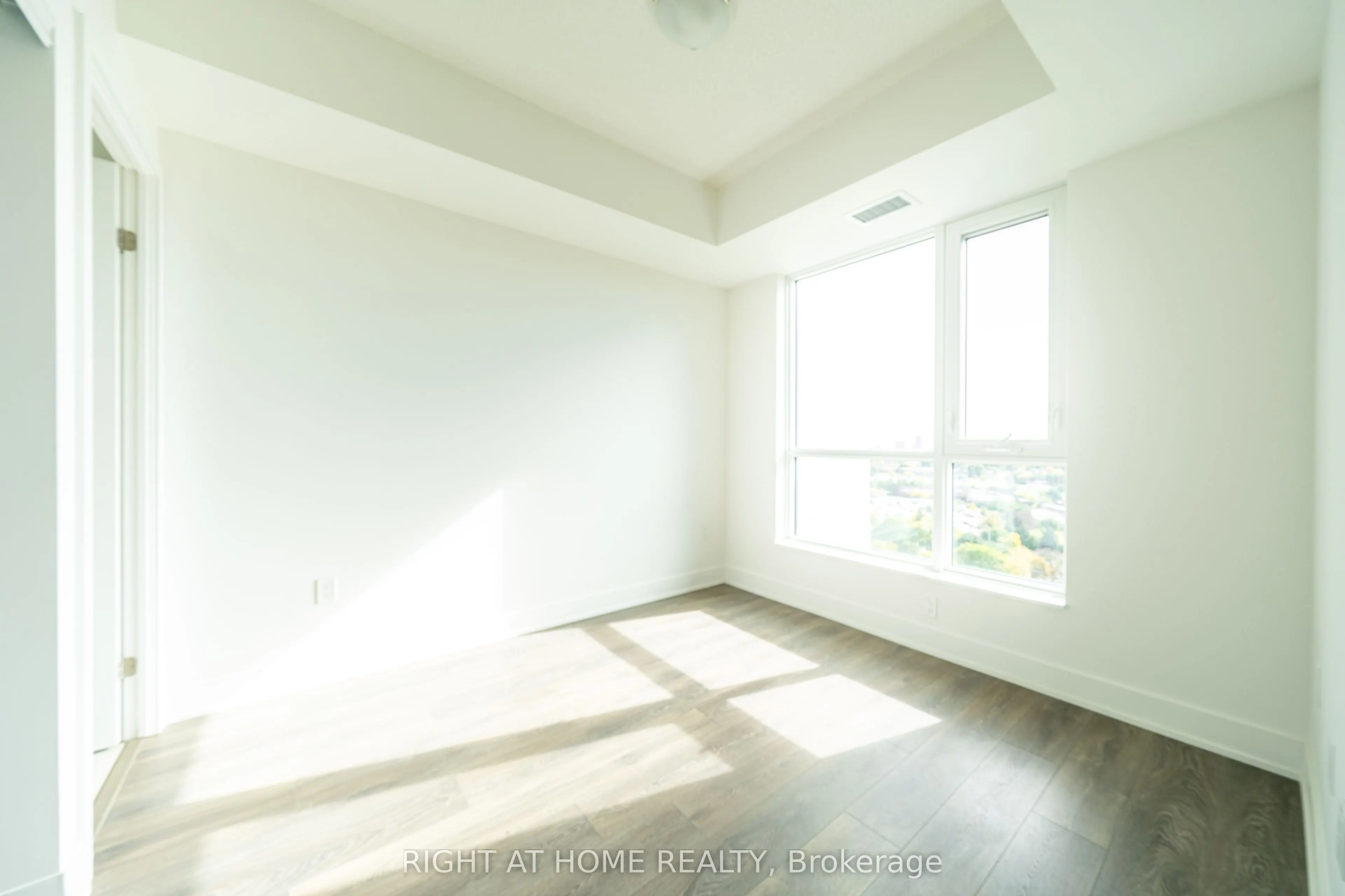 204 Burnhamthorpe Road E #1310