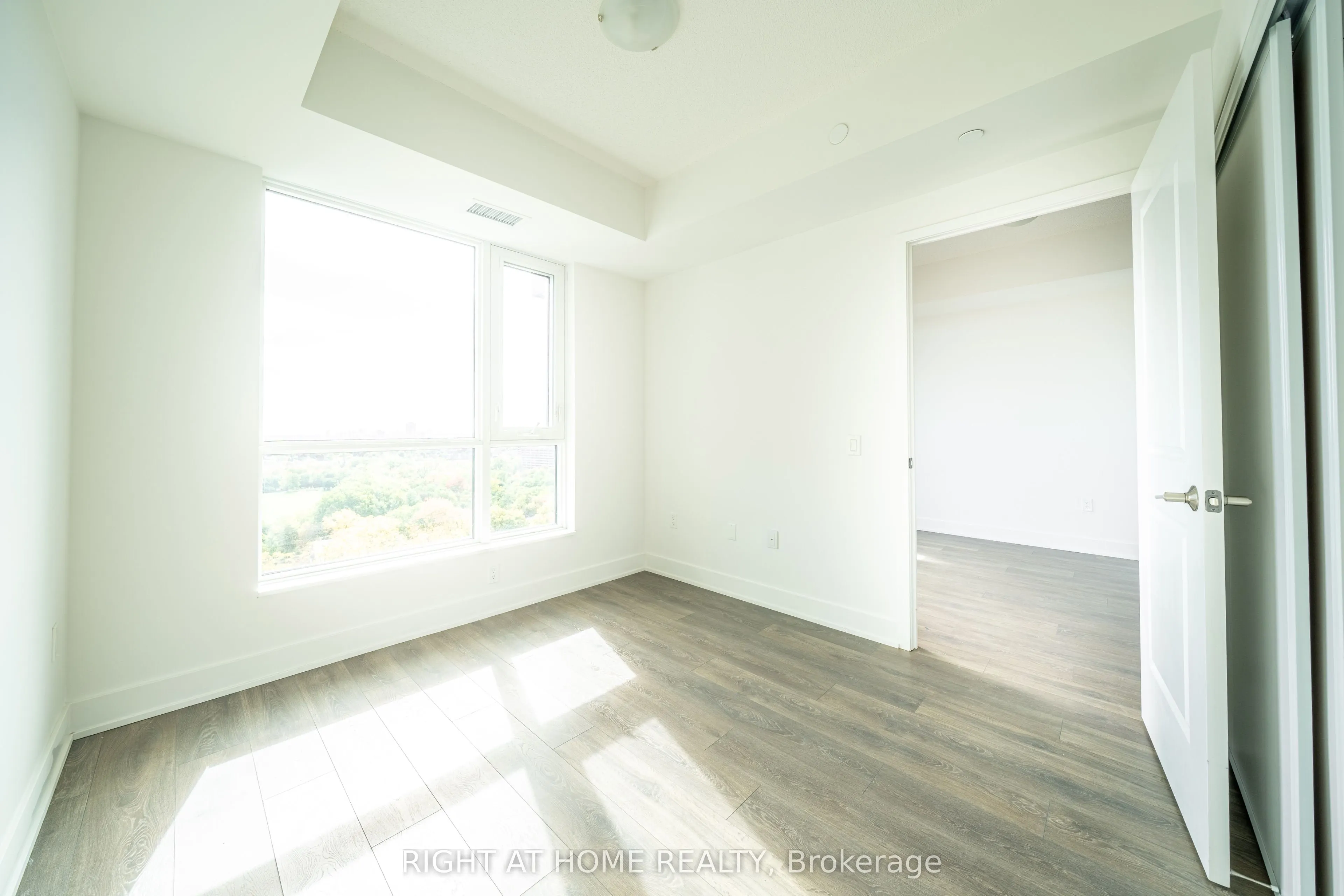 204 Burnhamthorpe Road E #1310