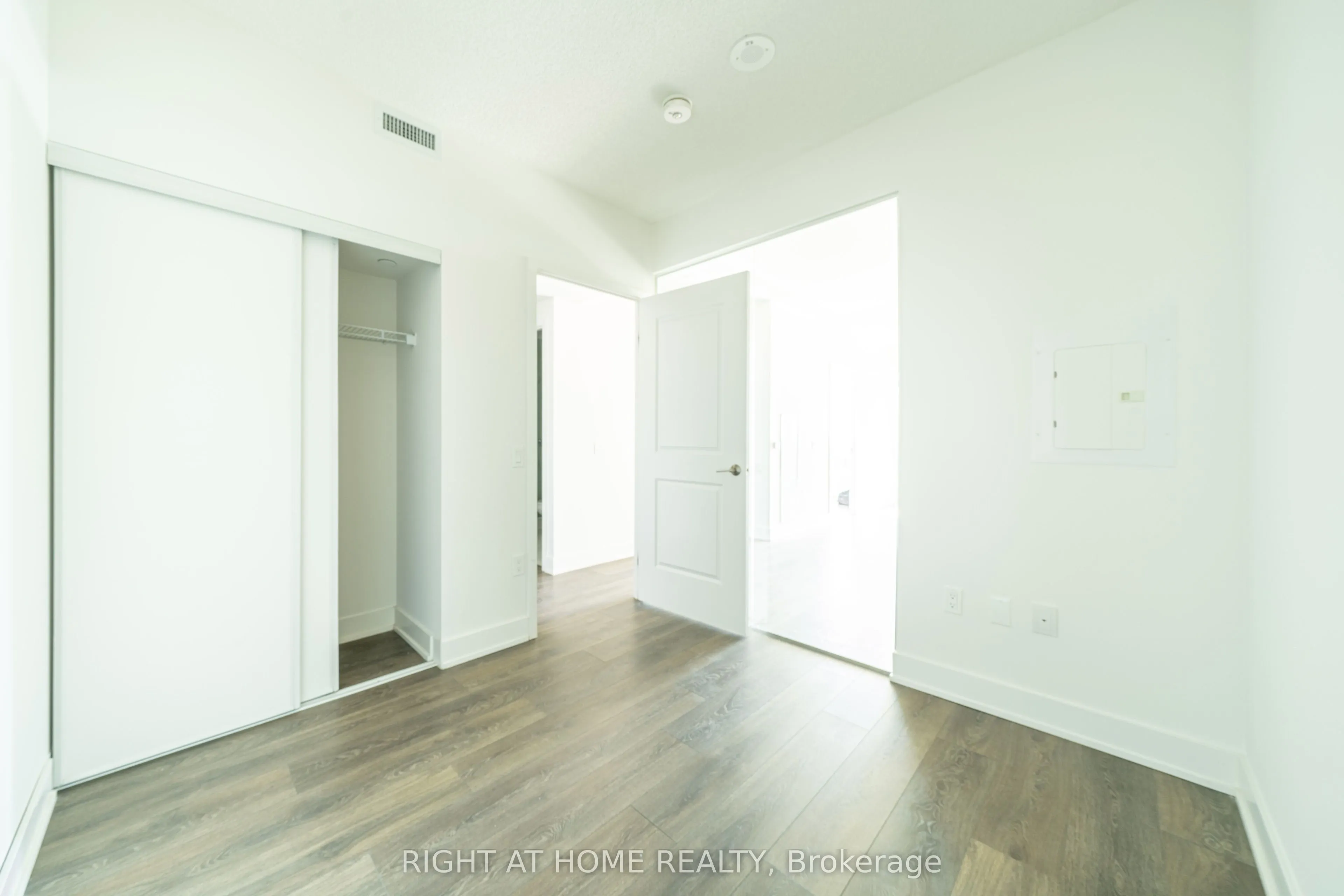 204 Burnhamthorpe Road E #1310