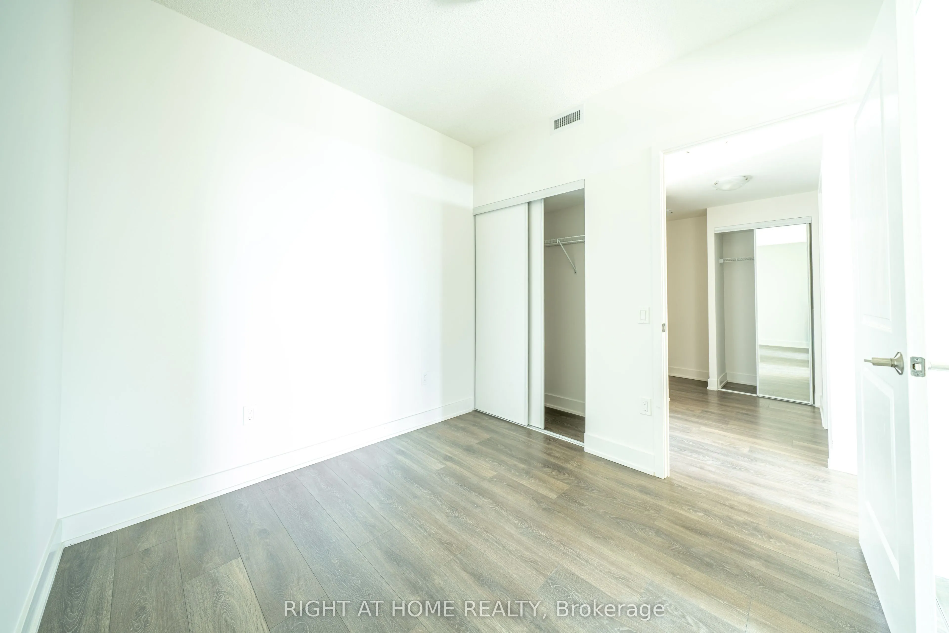 204 Burnhamthorpe Road E #1310