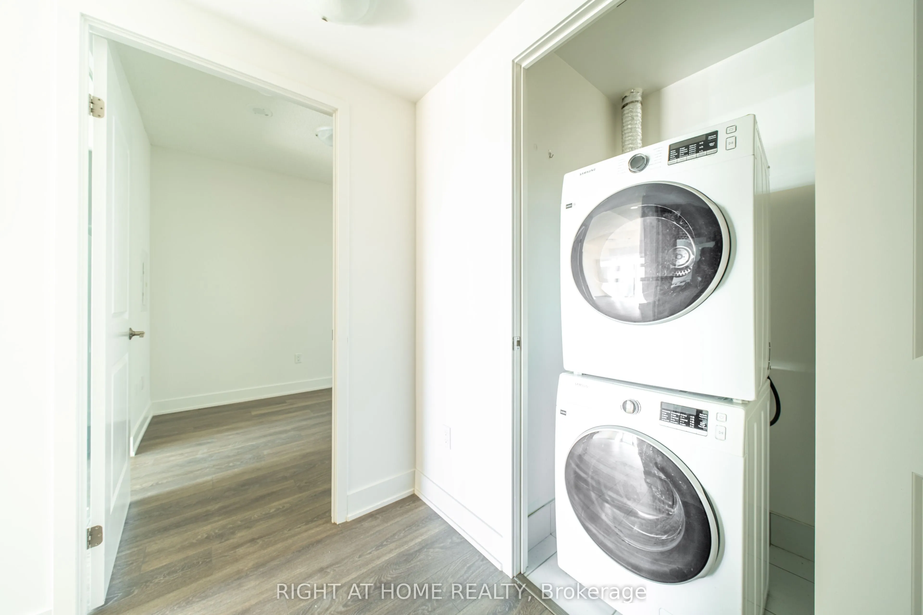204 Burnhamthorpe Road E #1310