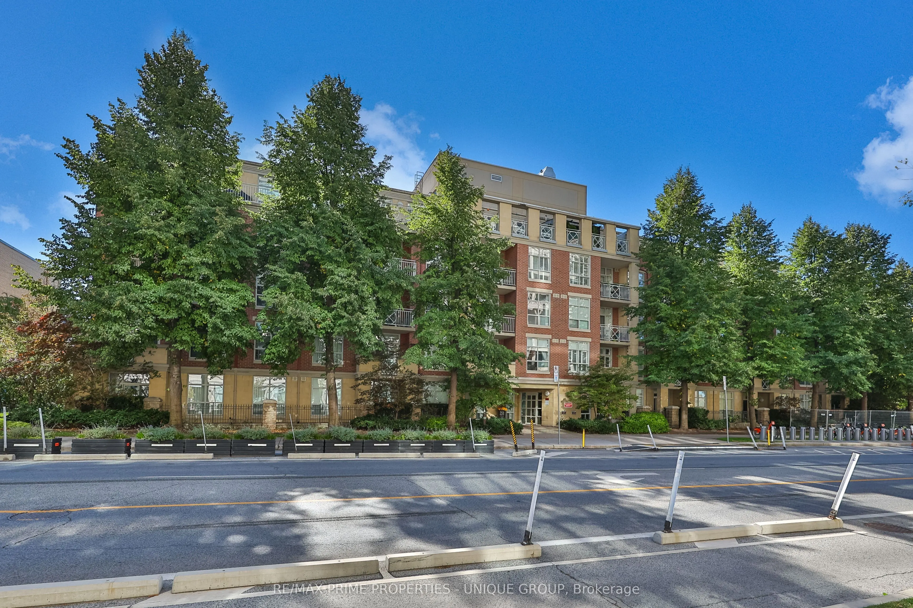 2511 Bloor Street W #202