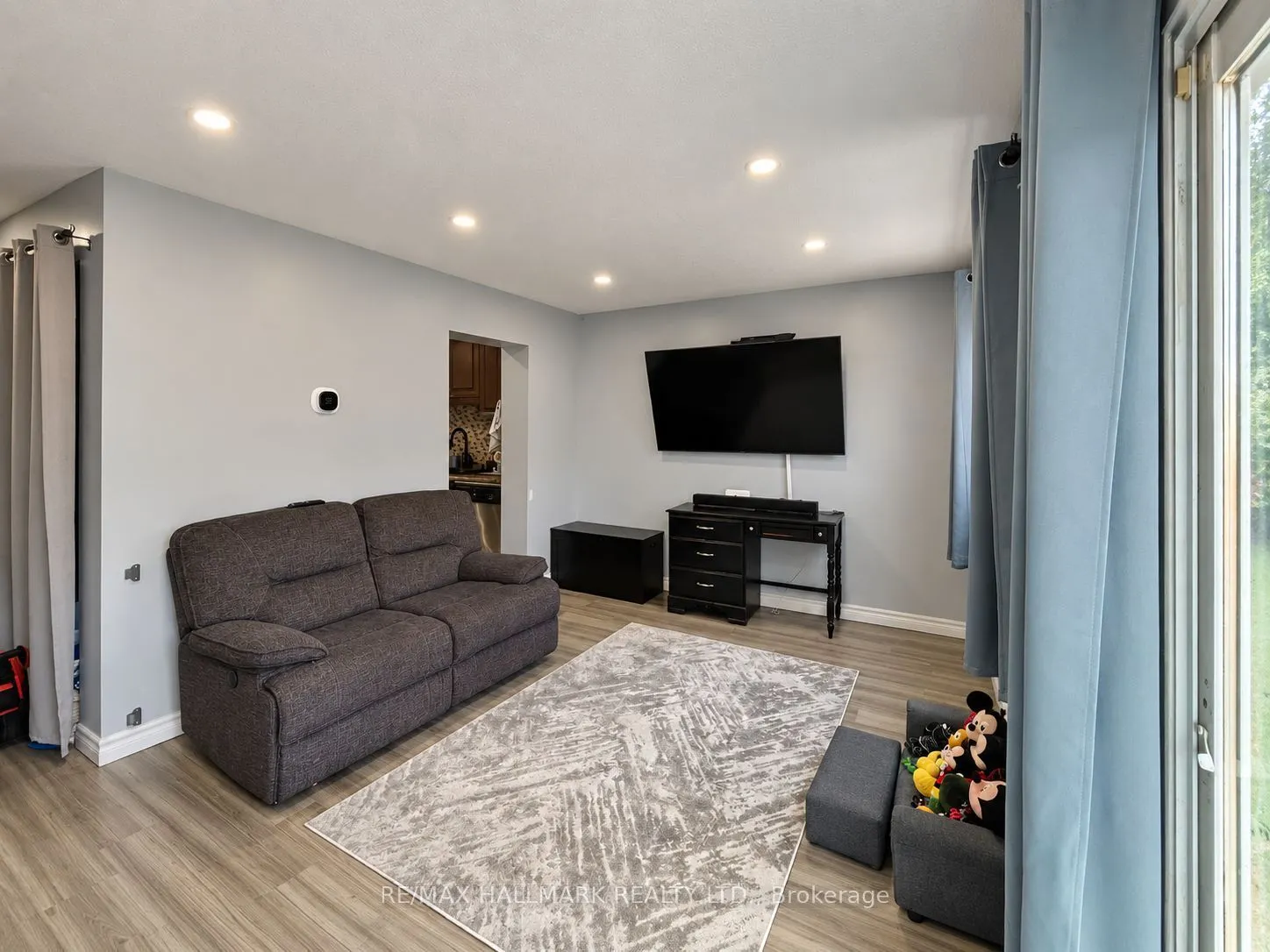 81 Hansen Road N #98