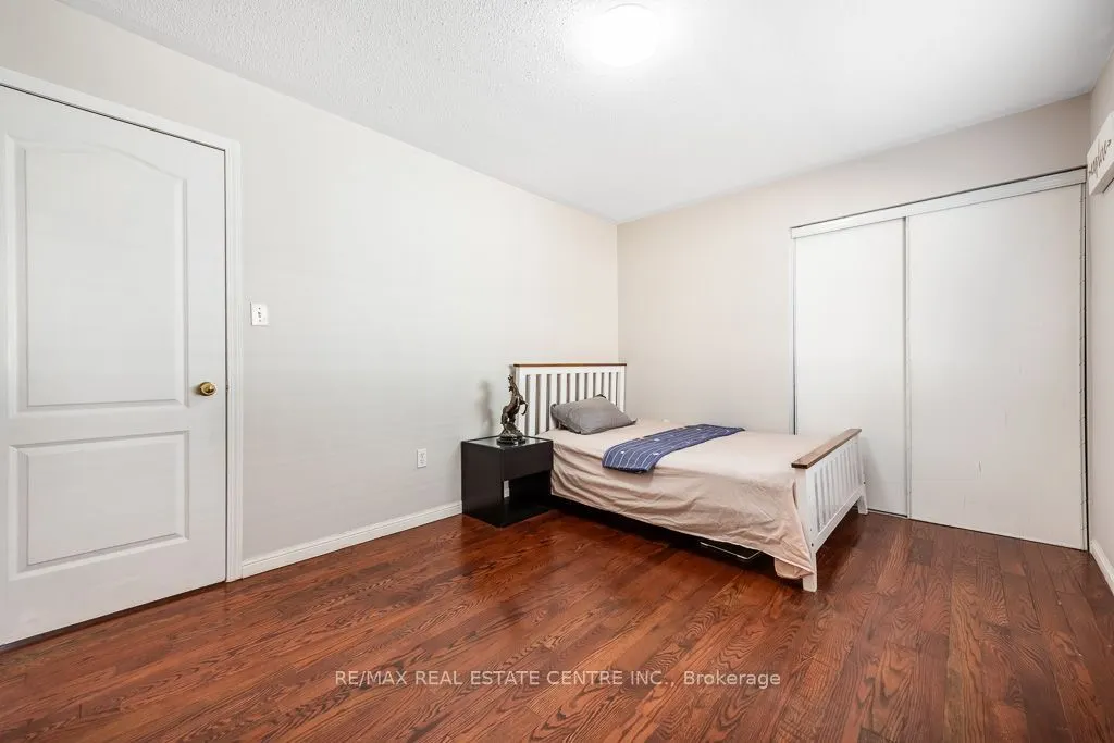 3696 Waterfall Crescent