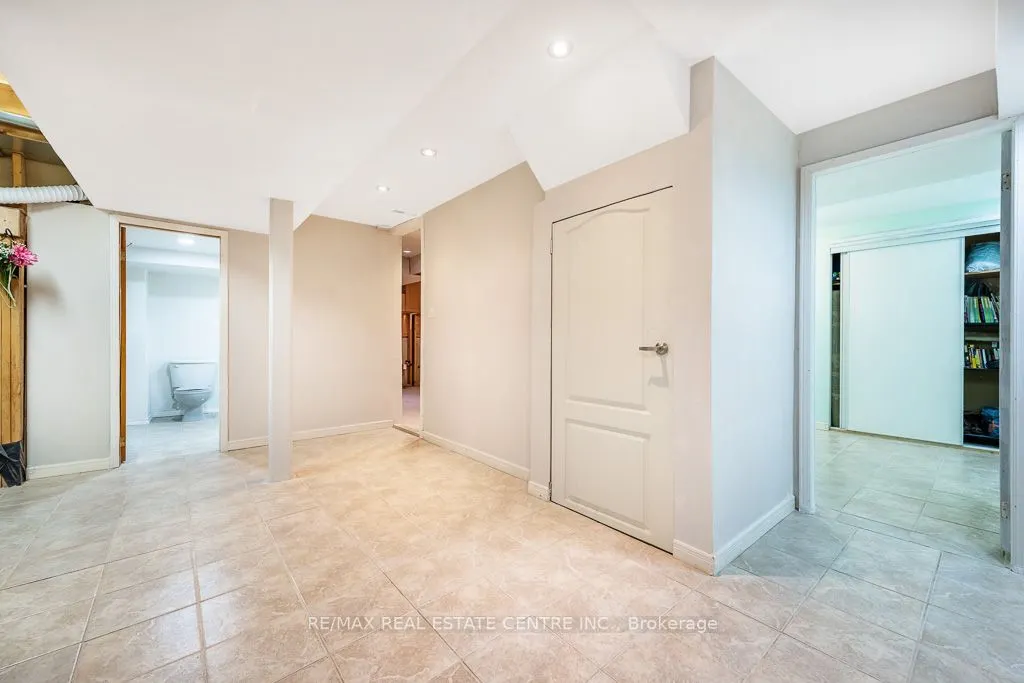 3696 Waterfall Crescent