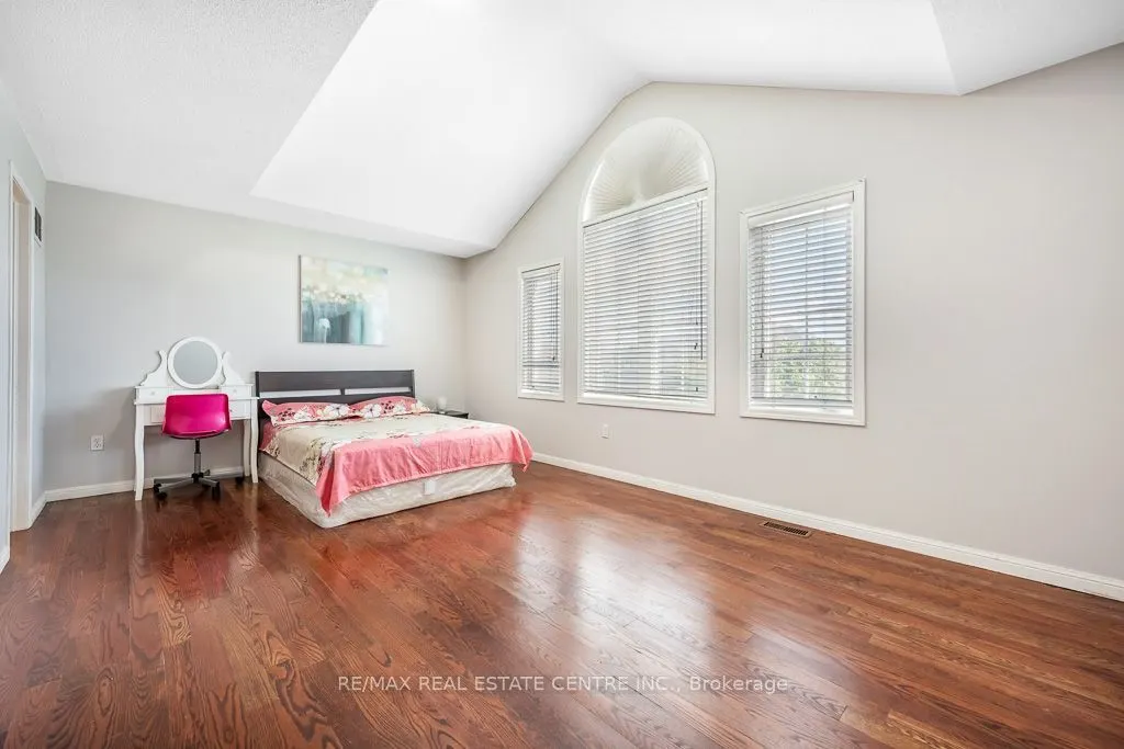3696 Waterfall Crescent