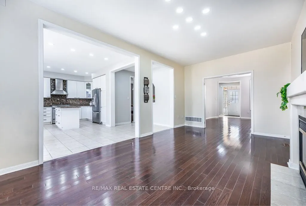 3696 Waterfall Crescent