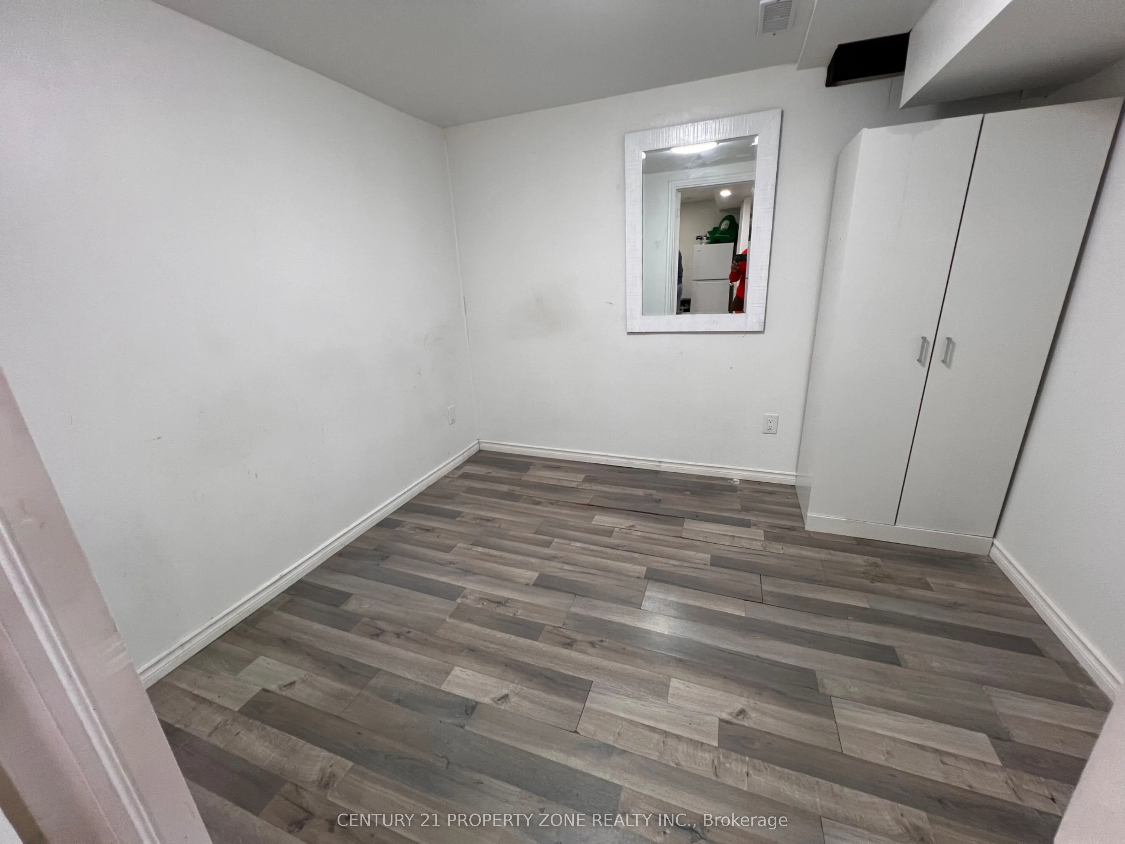 6 Roehampton Crescent W #Basement